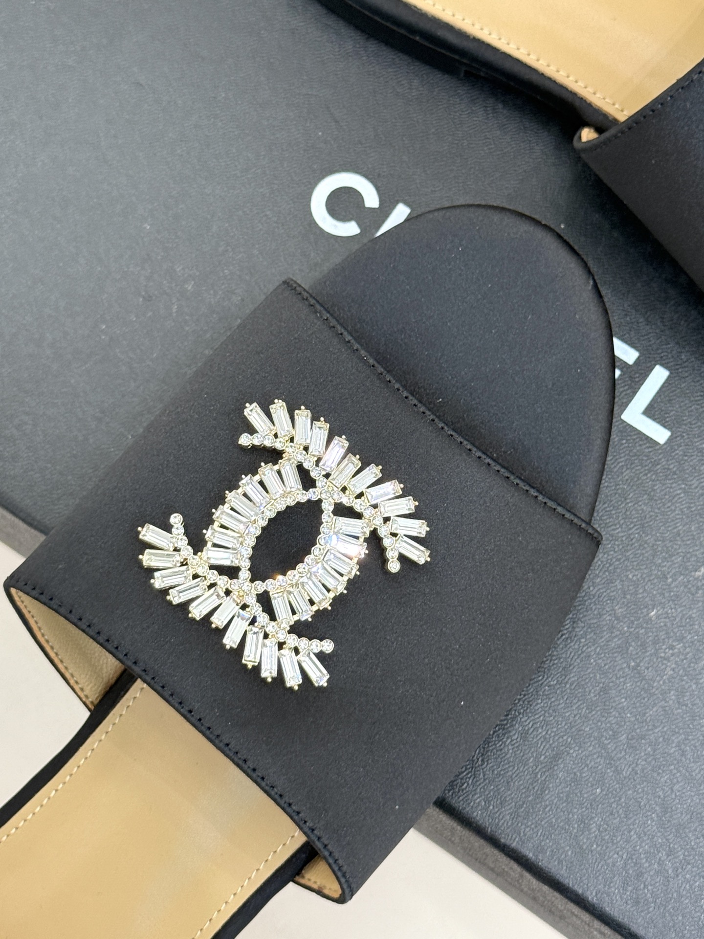 
CHANE* ｜小香25。春夏新品
水钻大双C平底拖鞋
当双C标志遇上水钻与真丝——
这双拖鞋就是行走