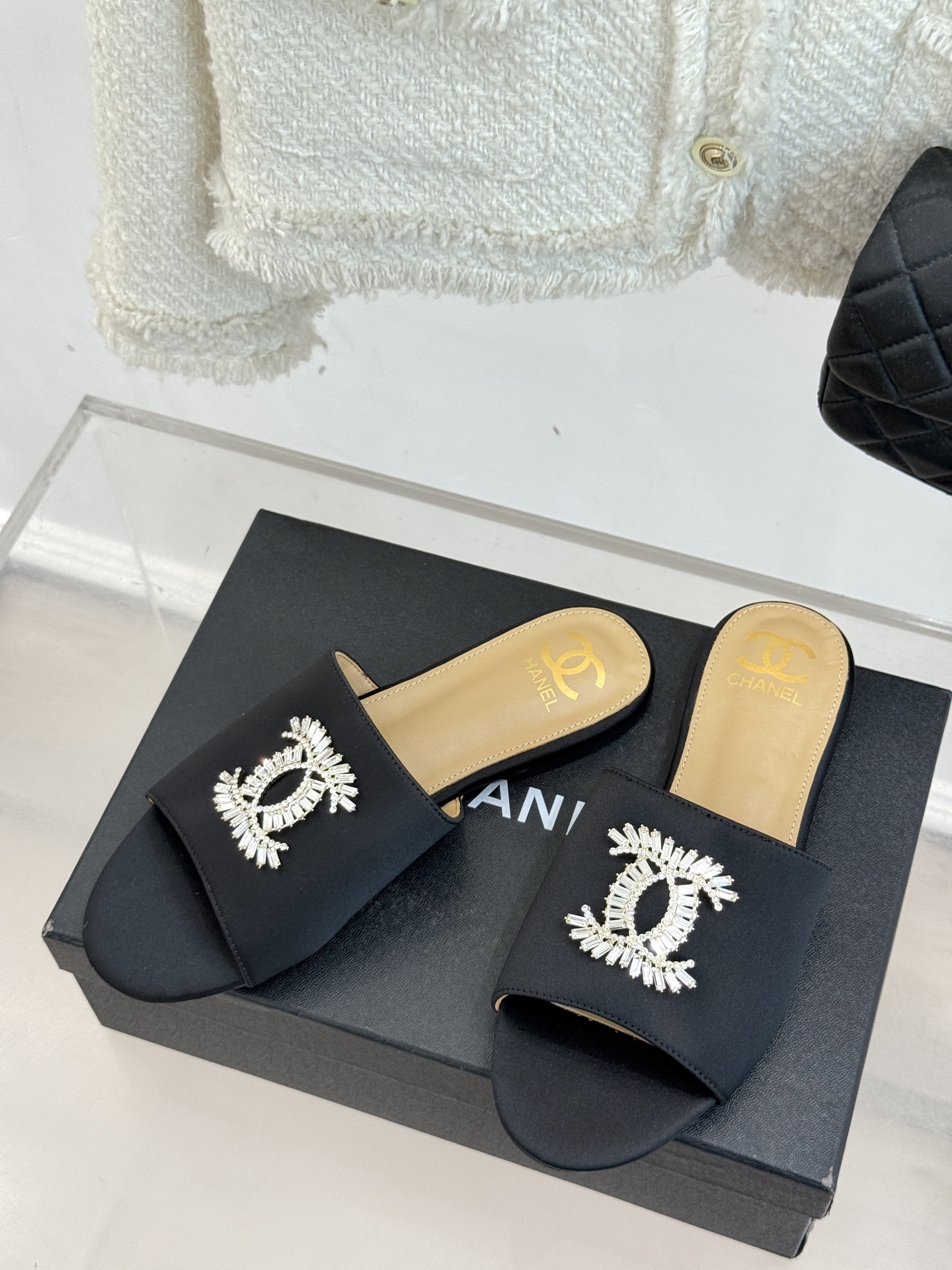 
CHANE* ｜小香25。春夏新品
水钻大双C平底拖鞋
当双C标志遇上水钻与真丝——
这双拖鞋就是行走