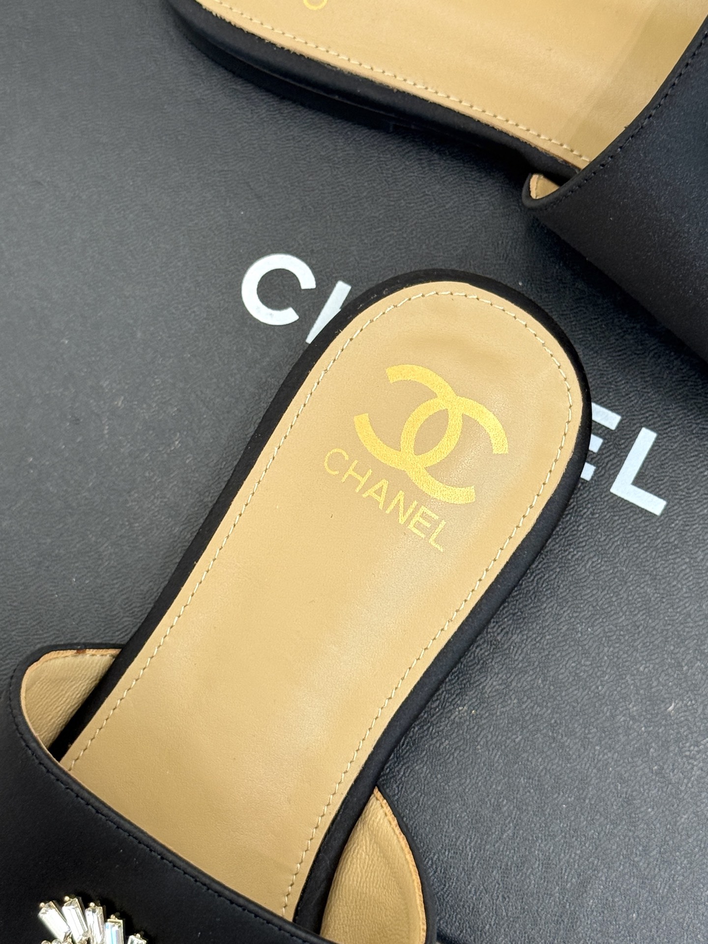 
CHANE* ｜小香25。春夏新品
水钻大双C平底拖鞋
当双C标志遇上水钻与真丝——
这双拖鞋就是行走