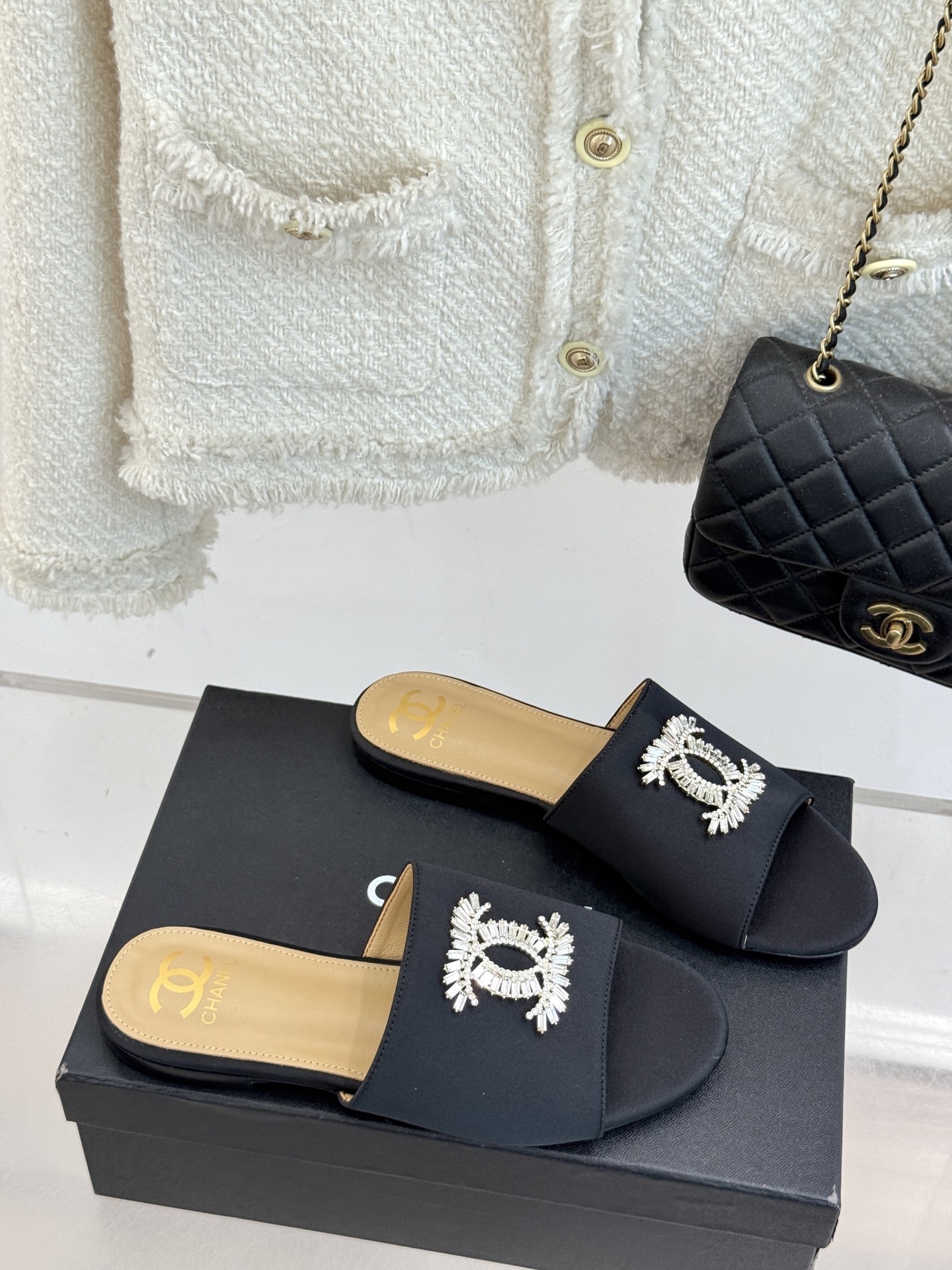 
CHANE* ｜小香25。春夏新品
水钻大双C平底拖鞋
当双C标志遇上水钻与真丝——
这双拖鞋就是行走