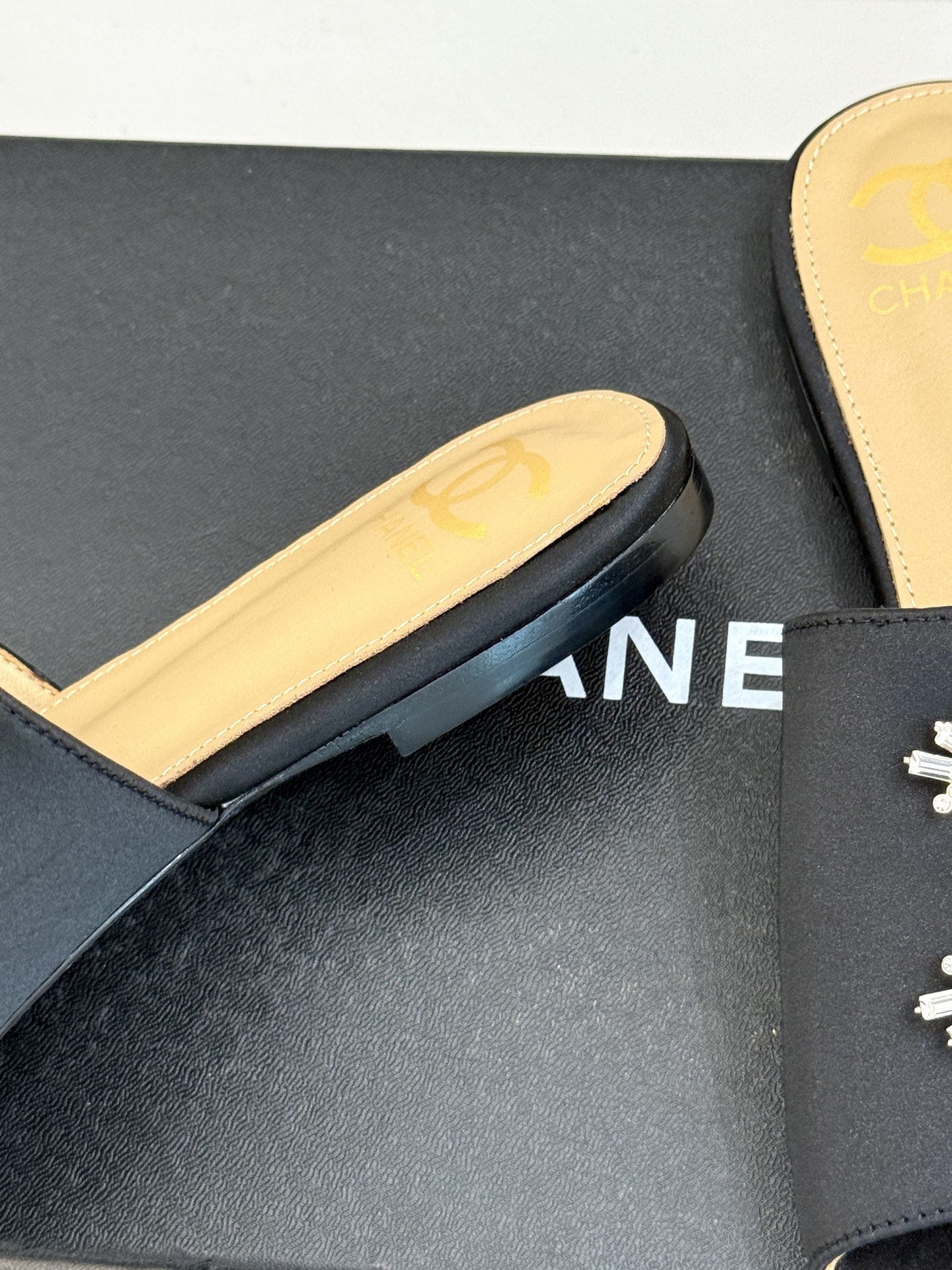 
CHANE* ｜小香25。春夏新品
水钻大双C平底拖鞋
当双C标志遇上水钻与真丝——
这双拖鞋就是行走