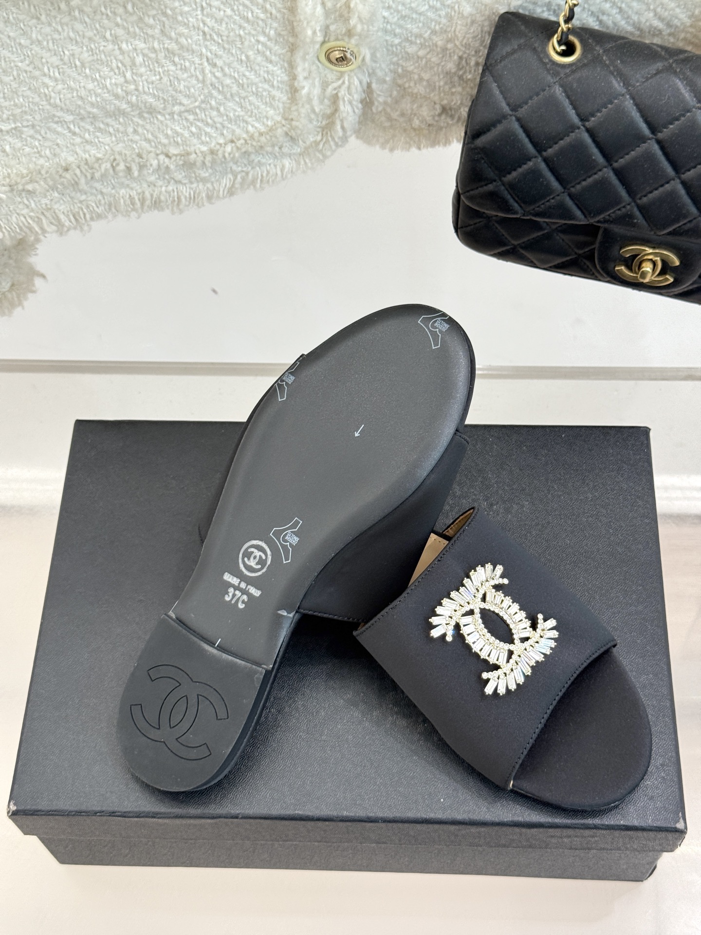 
CHANE* ｜小香25。春夏新品
水钻大双C平底拖鞋
当双C标志遇上水钻与真丝——
这双拖鞋就是行走