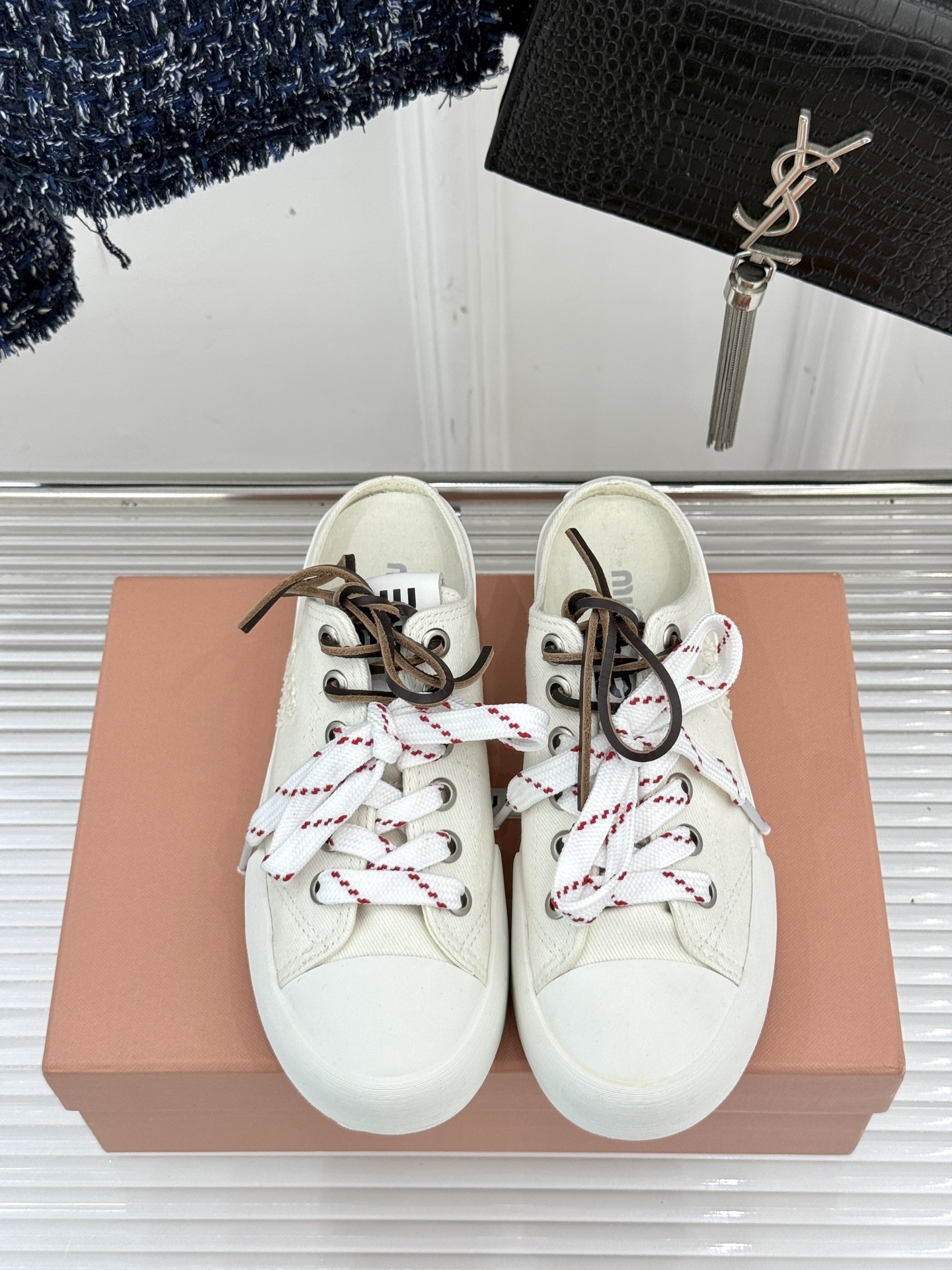 
Miu Miu/缪缪25ss秀场新品
时尚休闲帆布鞋小白鞋🆕
双鞋带设计独特风格 
上脚一如既往的舒服