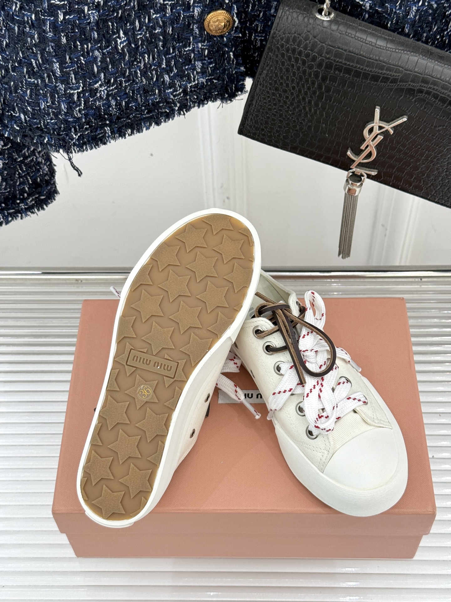 
Miu Miu/缪缪25ss秀场新品
时尚休闲帆布鞋小白鞋🆕
双鞋带设计独特风格 
上脚一如既往的舒服