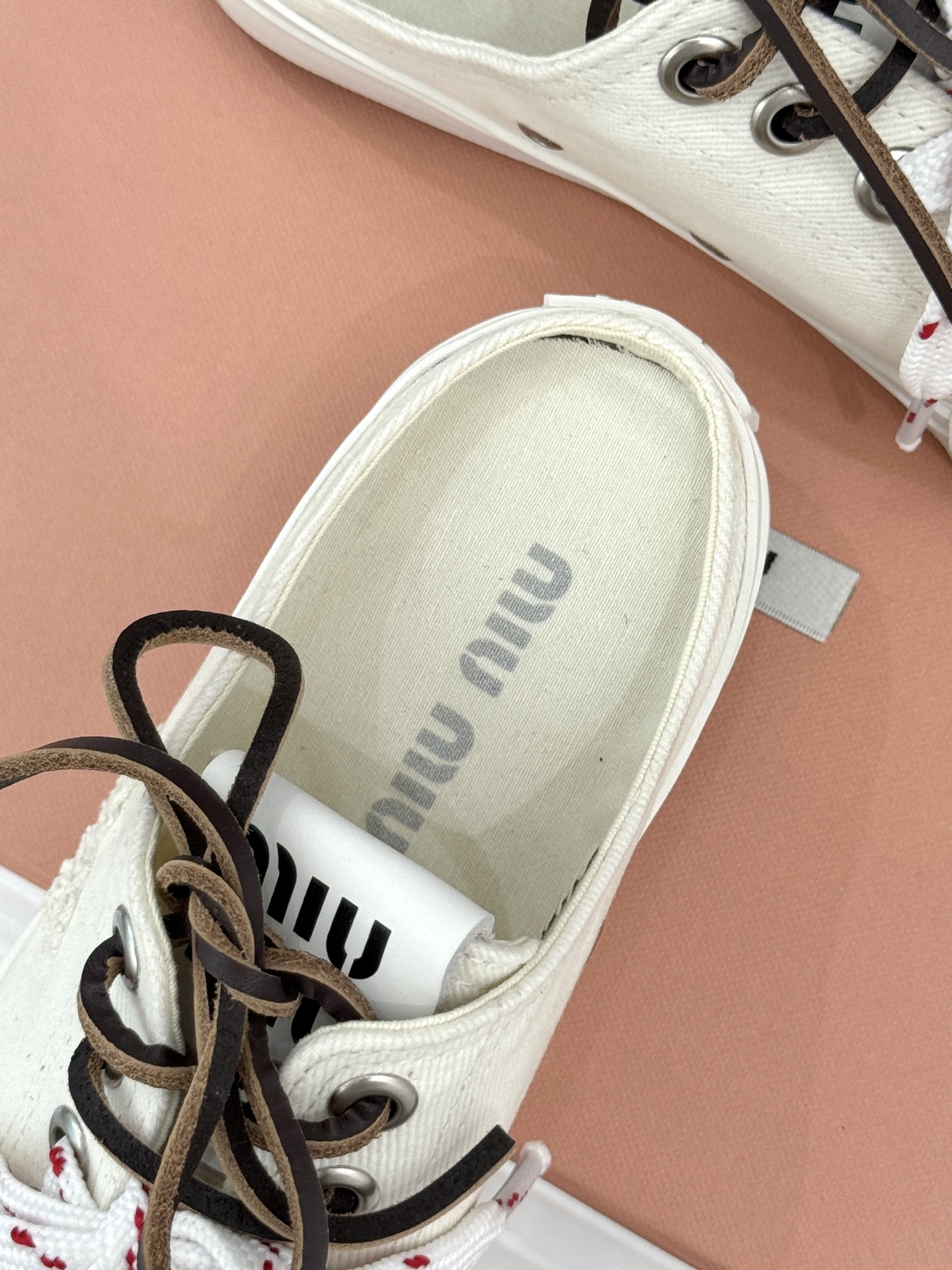 
Miu Miu/缪缪25ss秀场新品
时尚休闲帆布鞋小白鞋🆕
双鞋带设计独特风格 
上脚一如既往的舒服