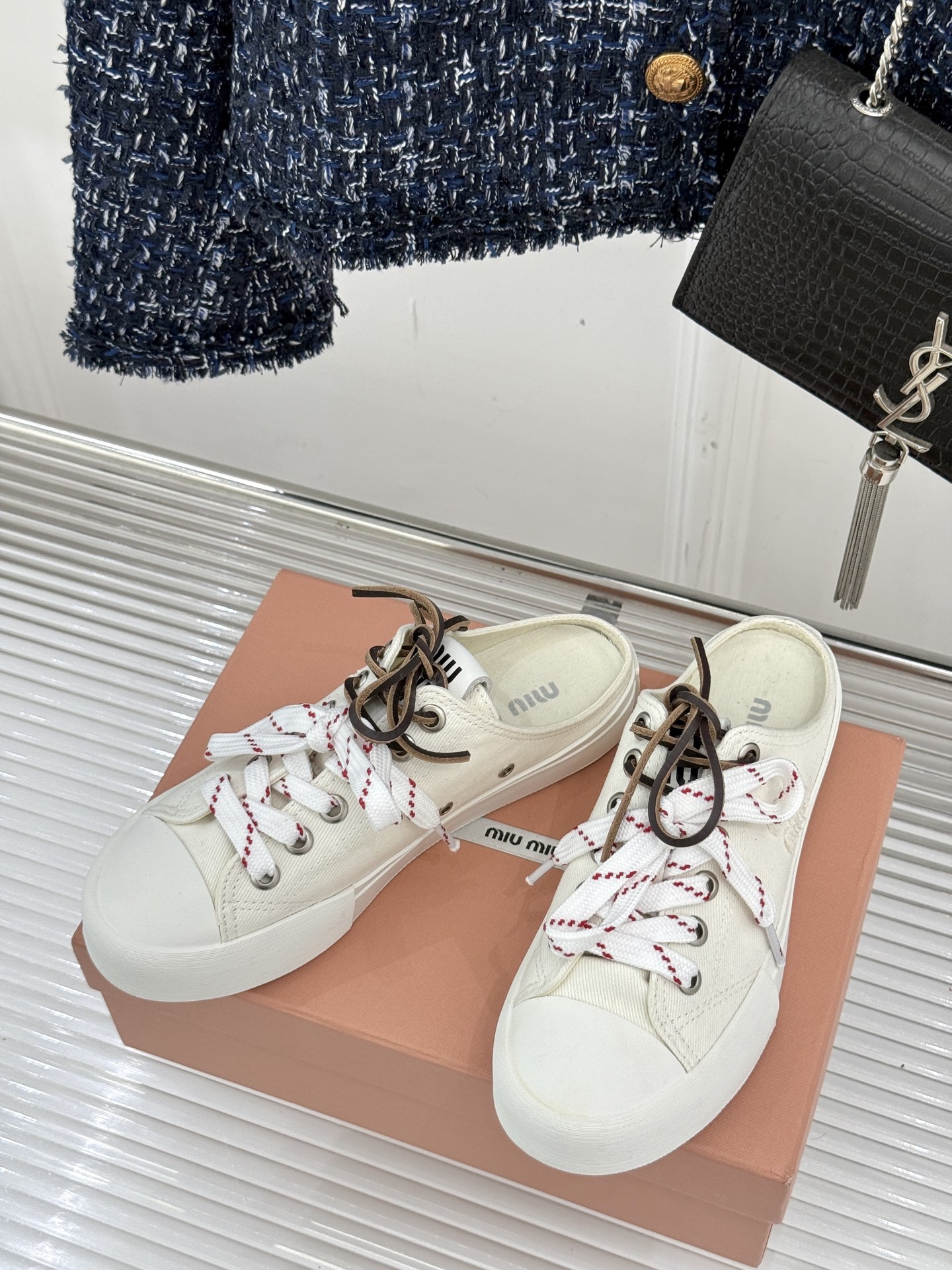 
Miu Miu/缪缪25ss秀场新品
时尚休闲帆布鞋小白鞋🆕
双鞋带设计独特风格 
上脚一如既往的舒服