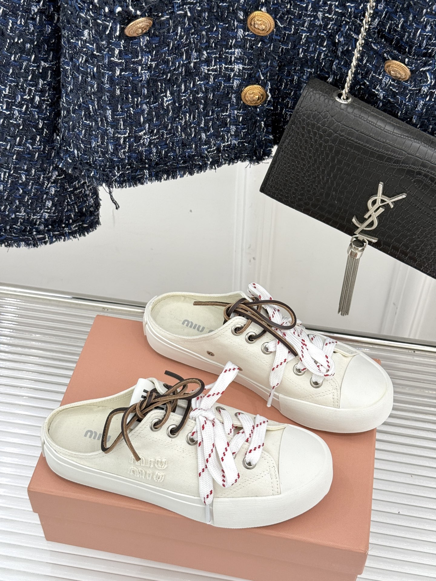 
Miu Miu/缪缪25ss秀场新品
时尚休闲帆布鞋小白鞋🆕
双鞋带设计独特风格 
上脚一如既往的舒服