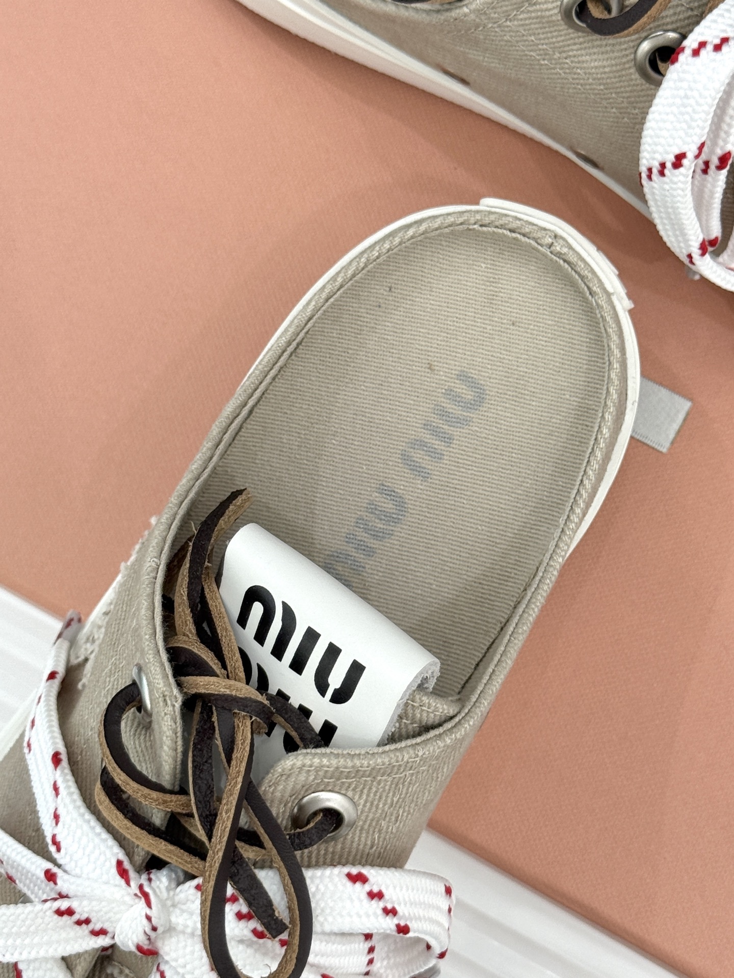 
Miu Miu/缪缪25ss秀场新品
时尚休闲帆布鞋小白鞋🆕
双鞋带设计独特风格 
上脚一如既往的舒服