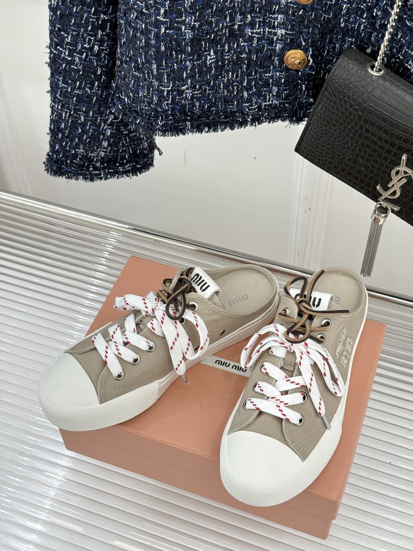 
Miu Miu/缪缪25ss秀场新品
时尚休闲帆布鞋小白鞋🆕
双鞋带设计独特风格 
上脚一如既往的舒服