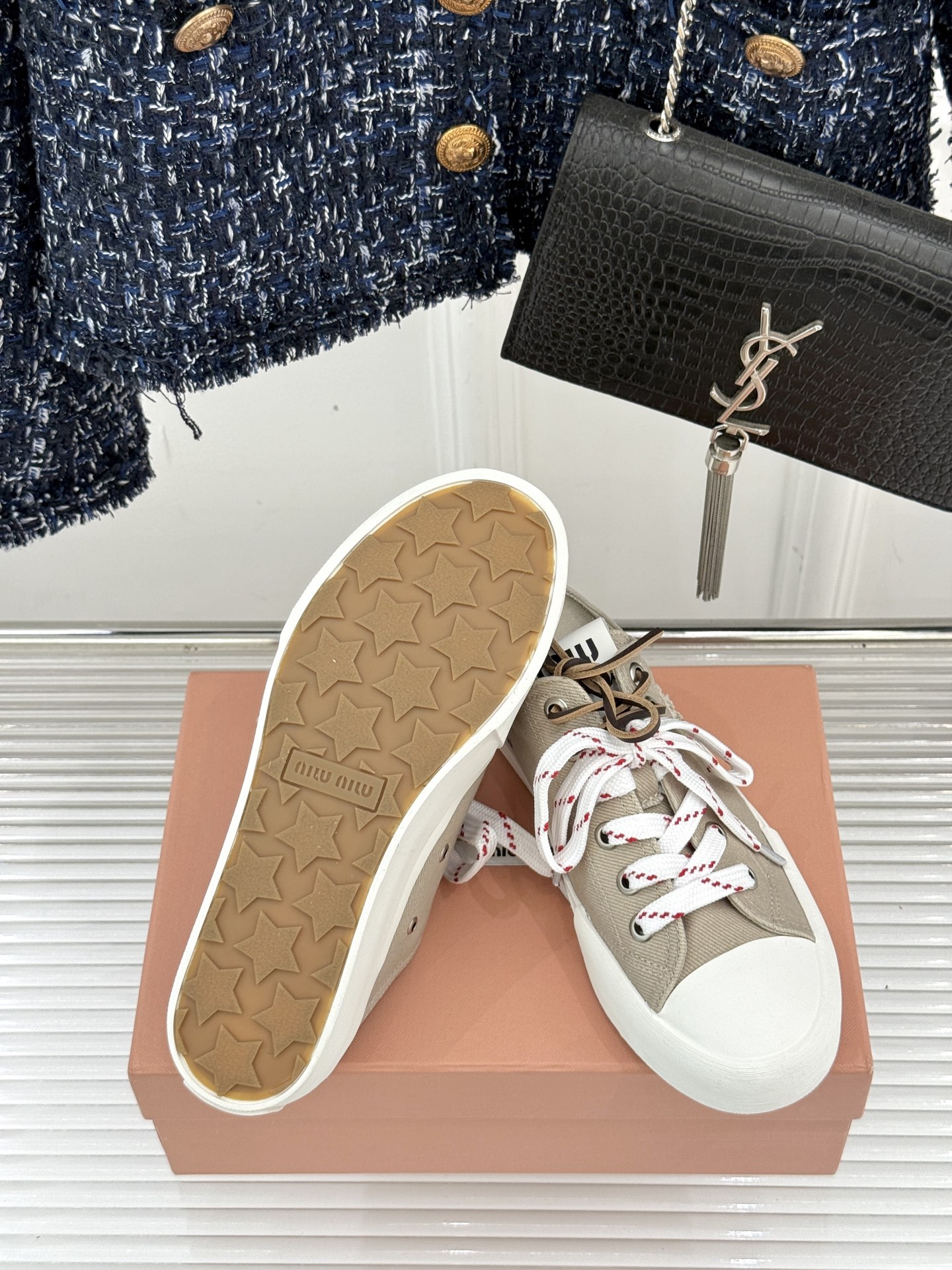
Miu Miu/缪缪25ss秀场新品
时尚休闲帆布鞋小白鞋🆕
双鞋带设计独特风格 
上脚一如既往的舒服