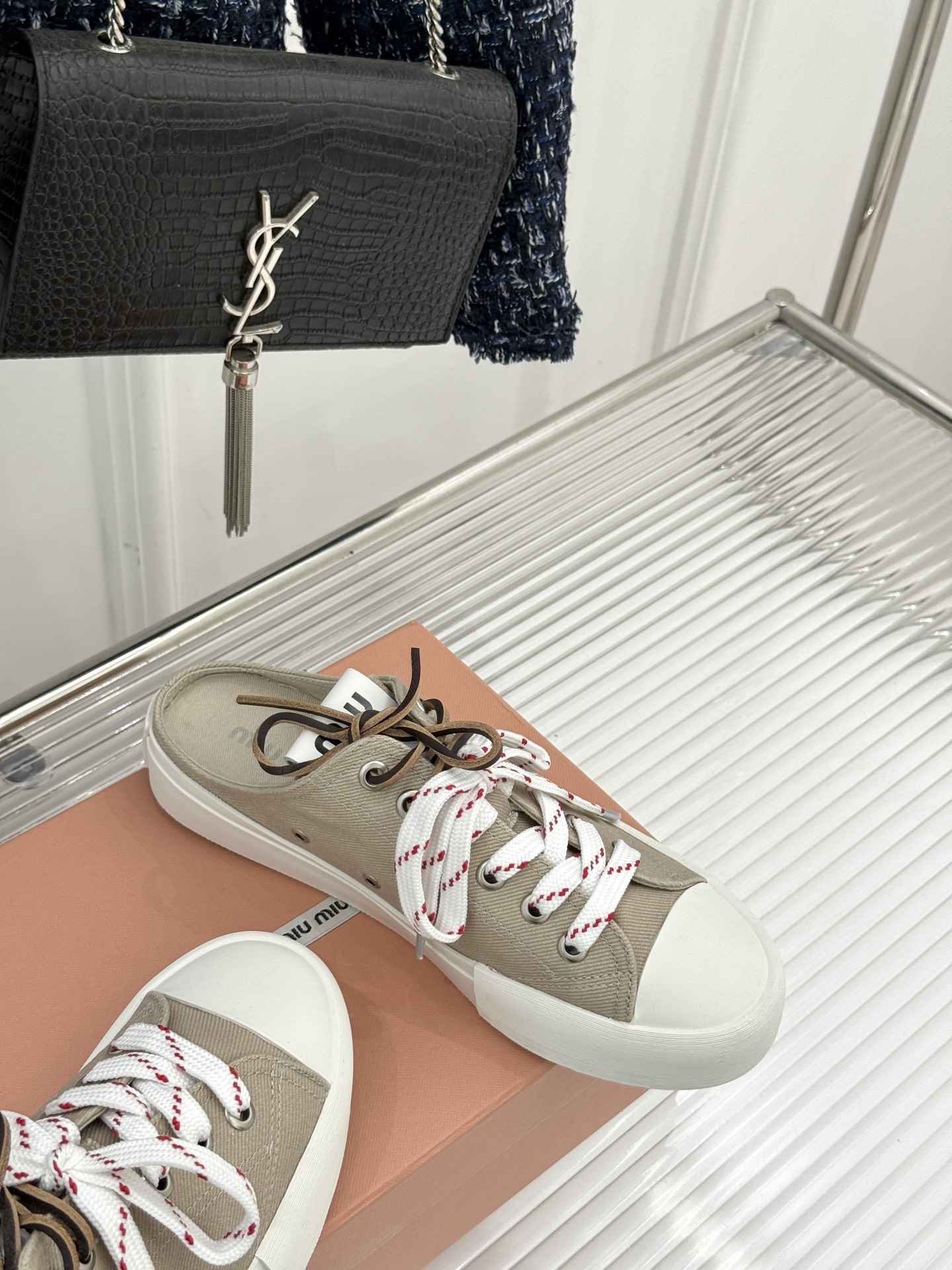 
Miu Miu/缪缪25ss秀场新品
时尚休闲帆布鞋小白鞋🆕
双鞋带设计独特风格 
上脚一如既往的舒服