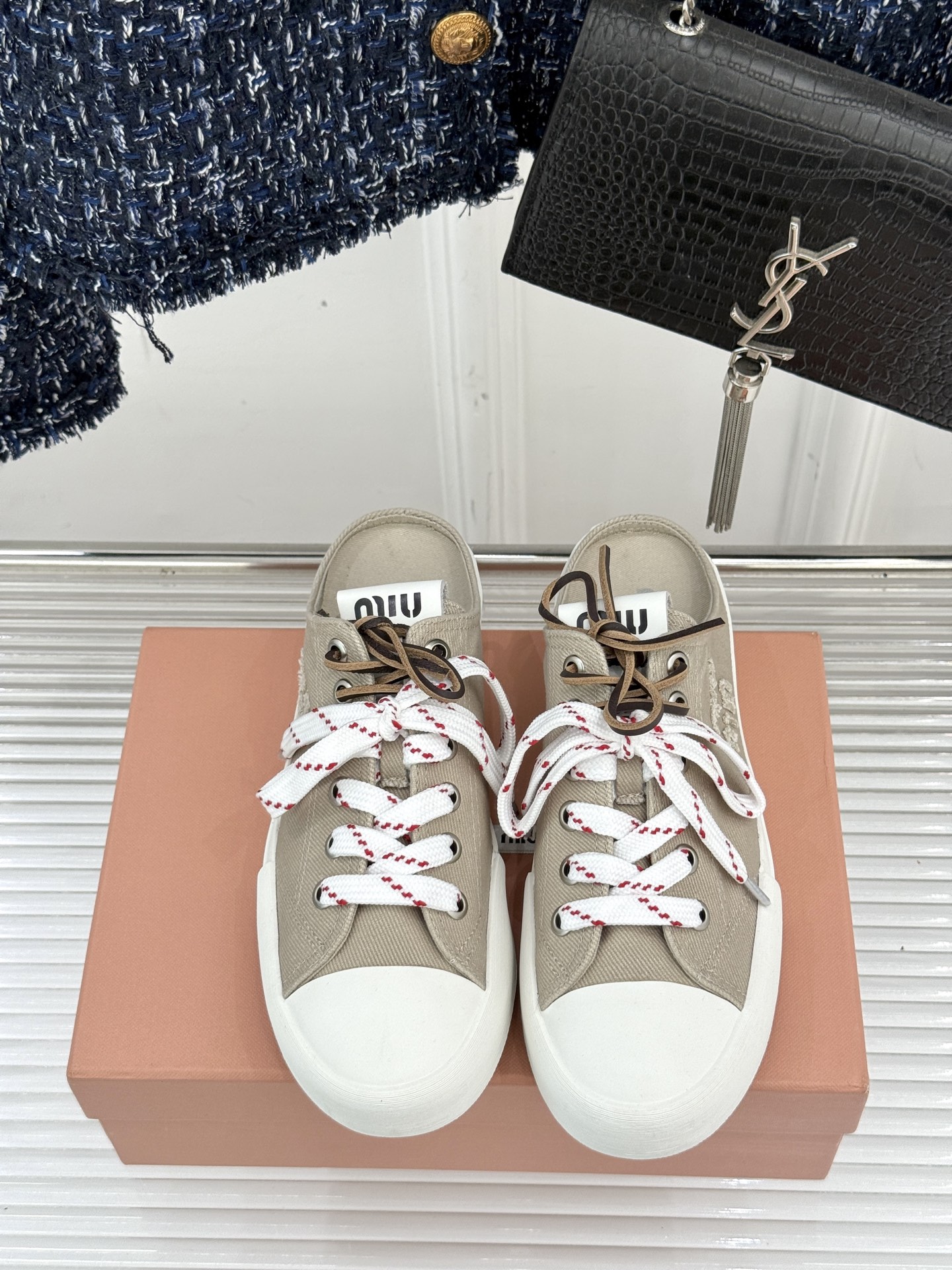 
Miu Miu/缪缪25ss秀场新品
时尚休闲帆布鞋小白鞋🆕
双鞋带设计独特风格 
上脚一如既往的舒服