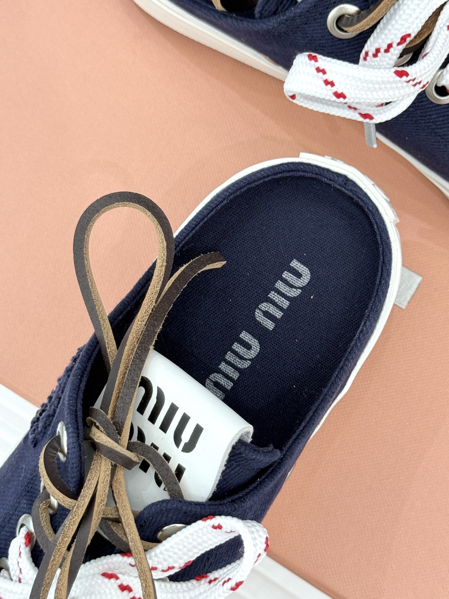 
Miu Miu/缪缪25ss秀场新品
时尚休闲帆布鞋小白鞋🆕
双鞋带设计独特风格 
上脚一如既往的舒服