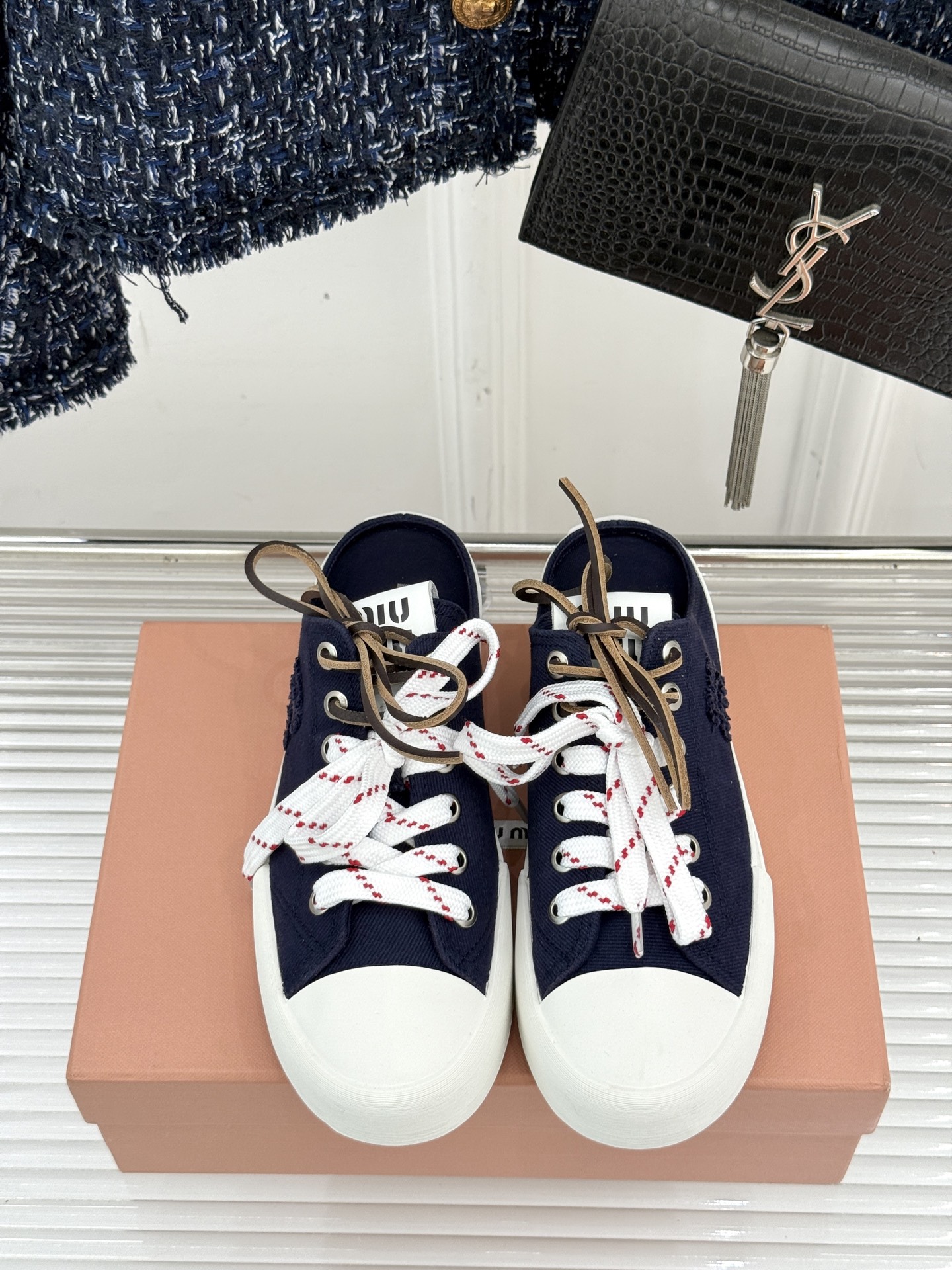 
Miu Miu/缪缪25ss秀场新品
时尚休闲帆布鞋小白鞋🆕
双鞋带设计独特风格 
上脚一如既往的舒服