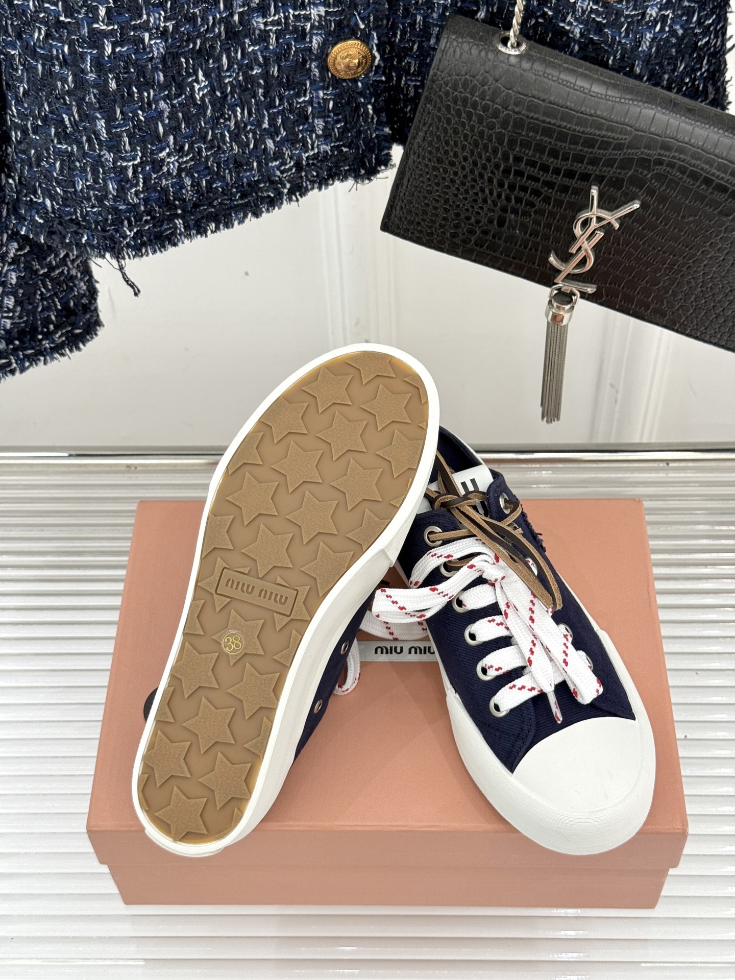 
Miu Miu/缪缪25ss秀场新品
时尚休闲帆布鞋小白鞋🆕
双鞋带设计独特风格 
上脚一如既往的舒服