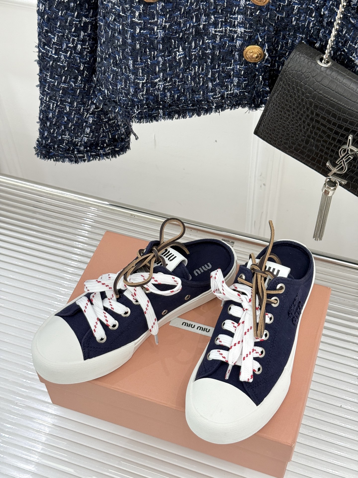 
Miu Miu/缪缪25ss秀场新品
时尚休闲帆布鞋小白鞋🆕
双鞋带设计独特风格 
上脚一如既往的舒服