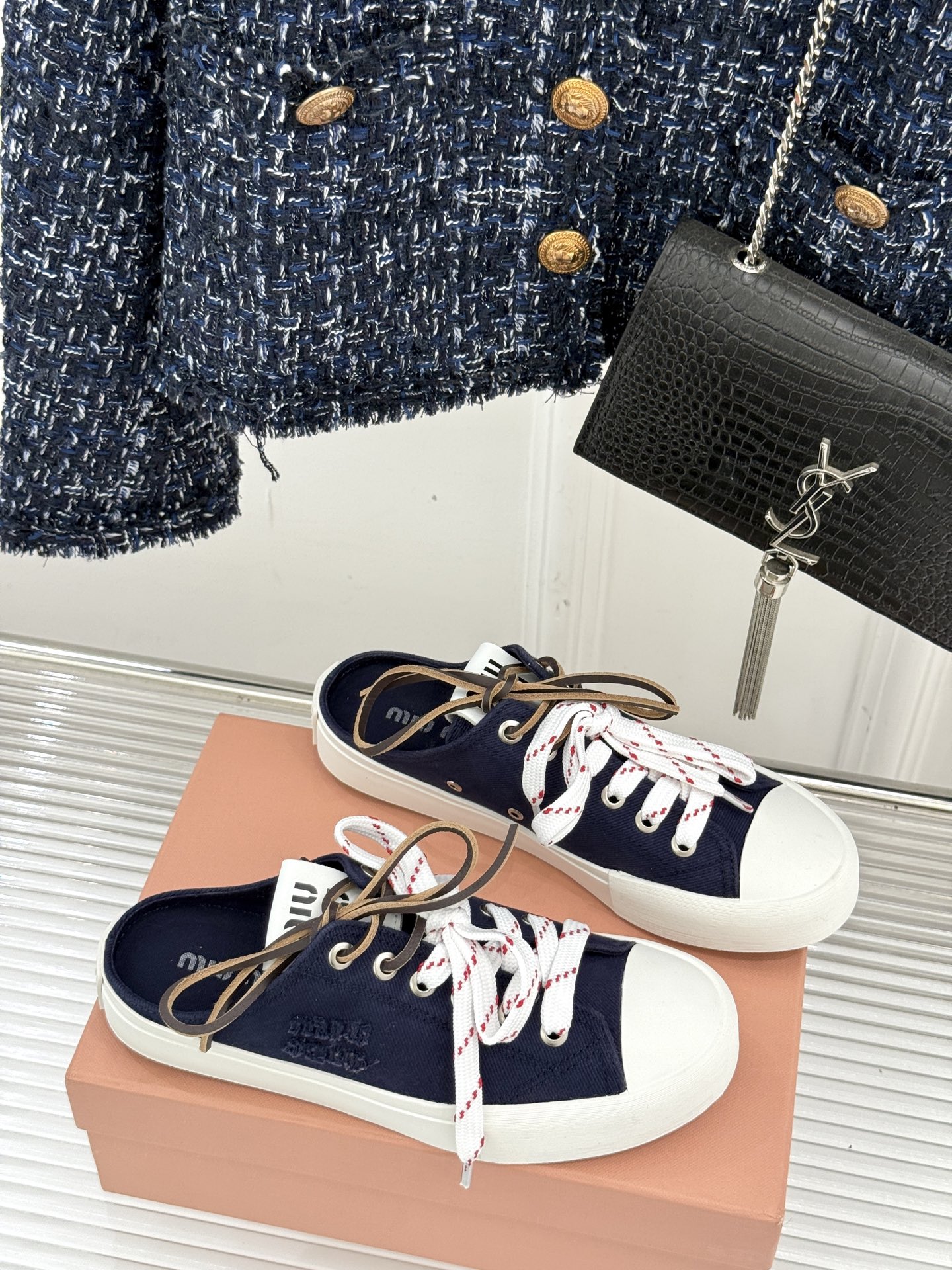 
Miu Miu/缪缪25ss秀场新品
时尚休闲帆布鞋小白鞋🆕
双鞋带设计独特风格 
上脚一如既往的舒服