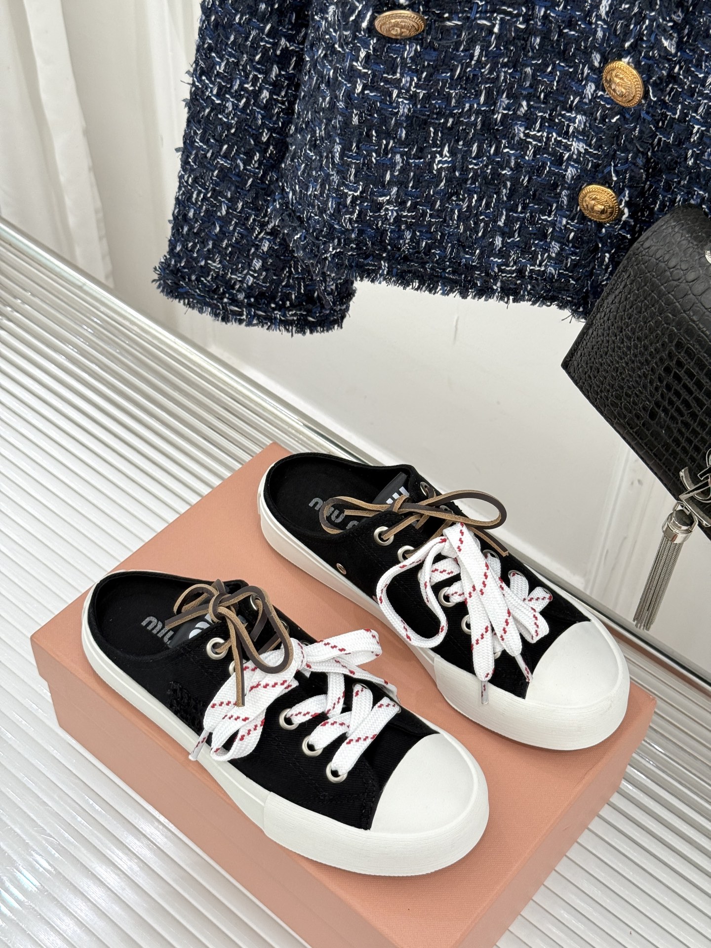 
Miu Miu/缪缪25ss秀场新品
时尚休闲帆布鞋小白鞋🆕
双鞋带设计独特风格 
上脚一如既往的舒服