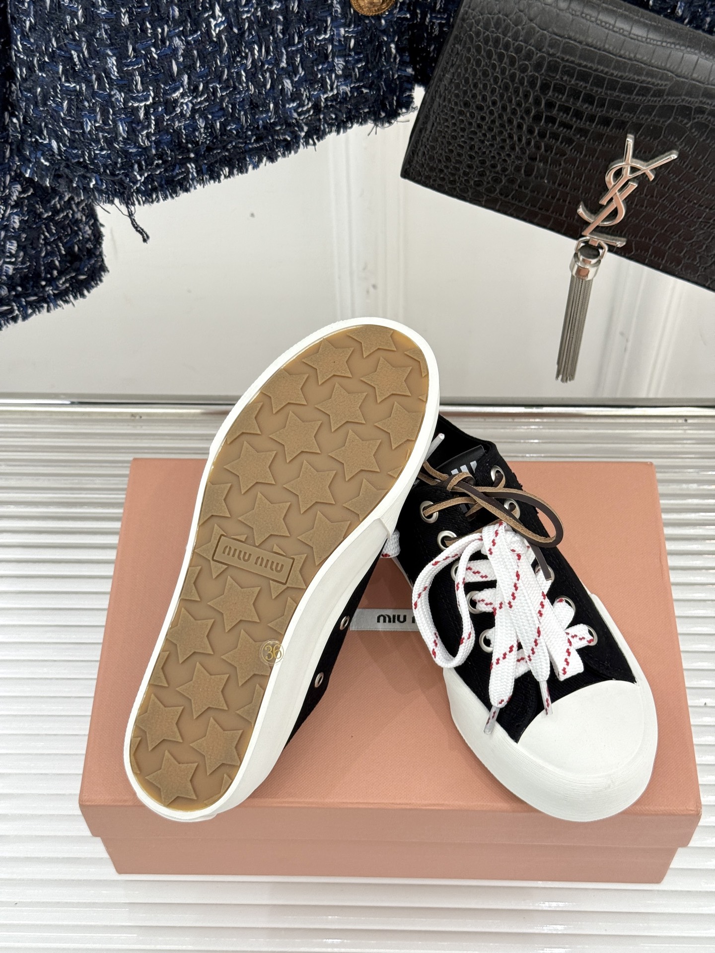 
Miu Miu/缪缪25ss秀场新品
时尚休闲帆布鞋小白鞋🆕
双鞋带设计独特风格 
上脚一如既往的舒服