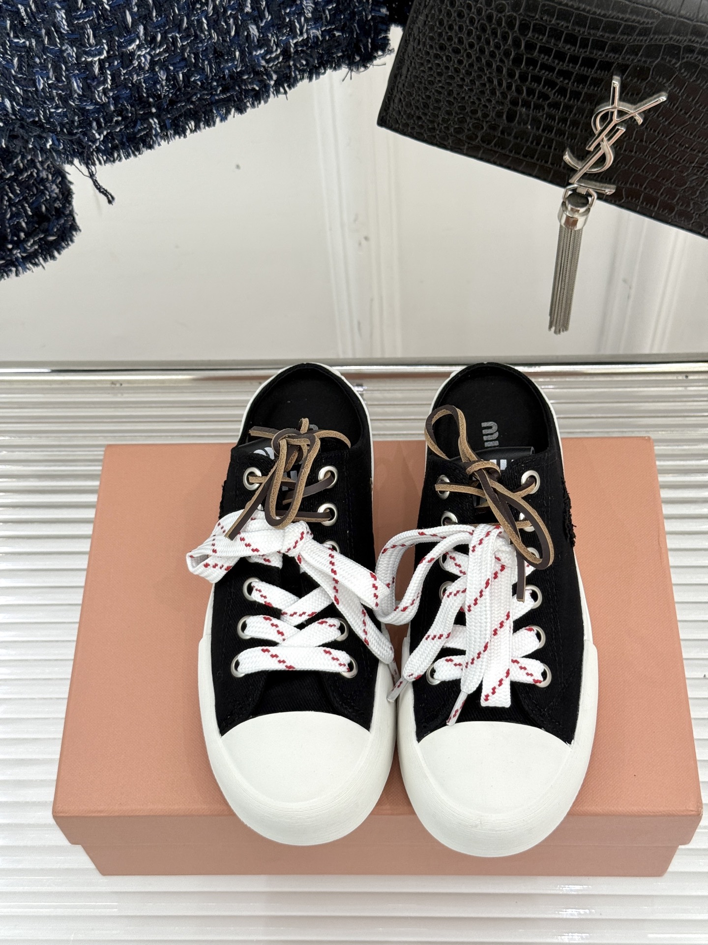 
Miu Miu/缪缪25ss秀场新品
时尚休闲帆布鞋小白鞋🆕
双鞋带设计独特风格 
上脚一如既往的舒服