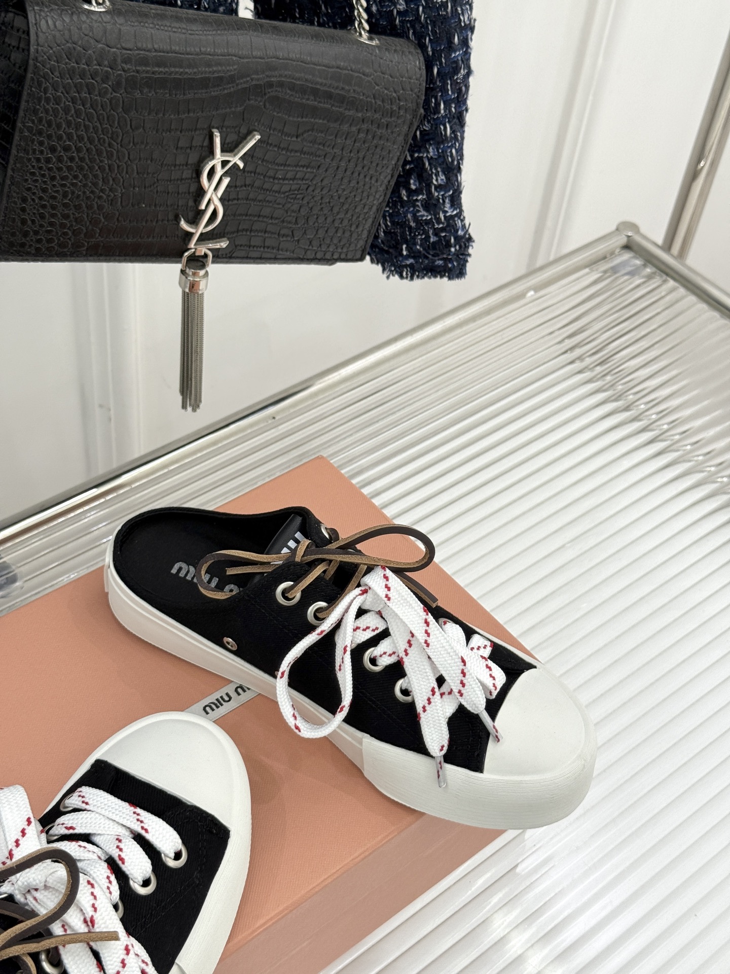 
Miu Miu/缪缪25ss秀场新品
时尚休闲帆布鞋小白鞋🆕
双鞋带设计独特风格 
上脚一如既往的舒服