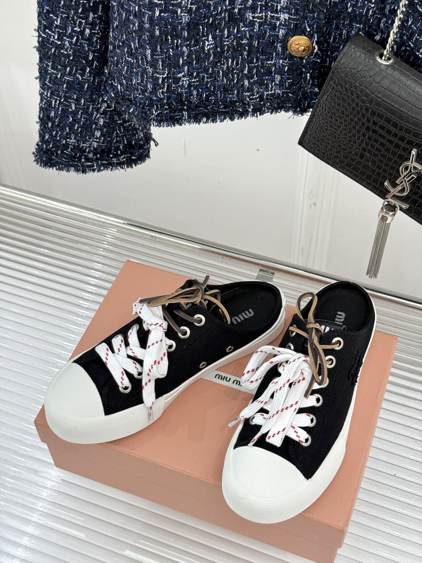 
Miu Miu/缪缪25ss秀场新品
时尚休闲帆布鞋小白鞋🆕
双鞋带设计独特风格 
上脚一如既往的舒服
