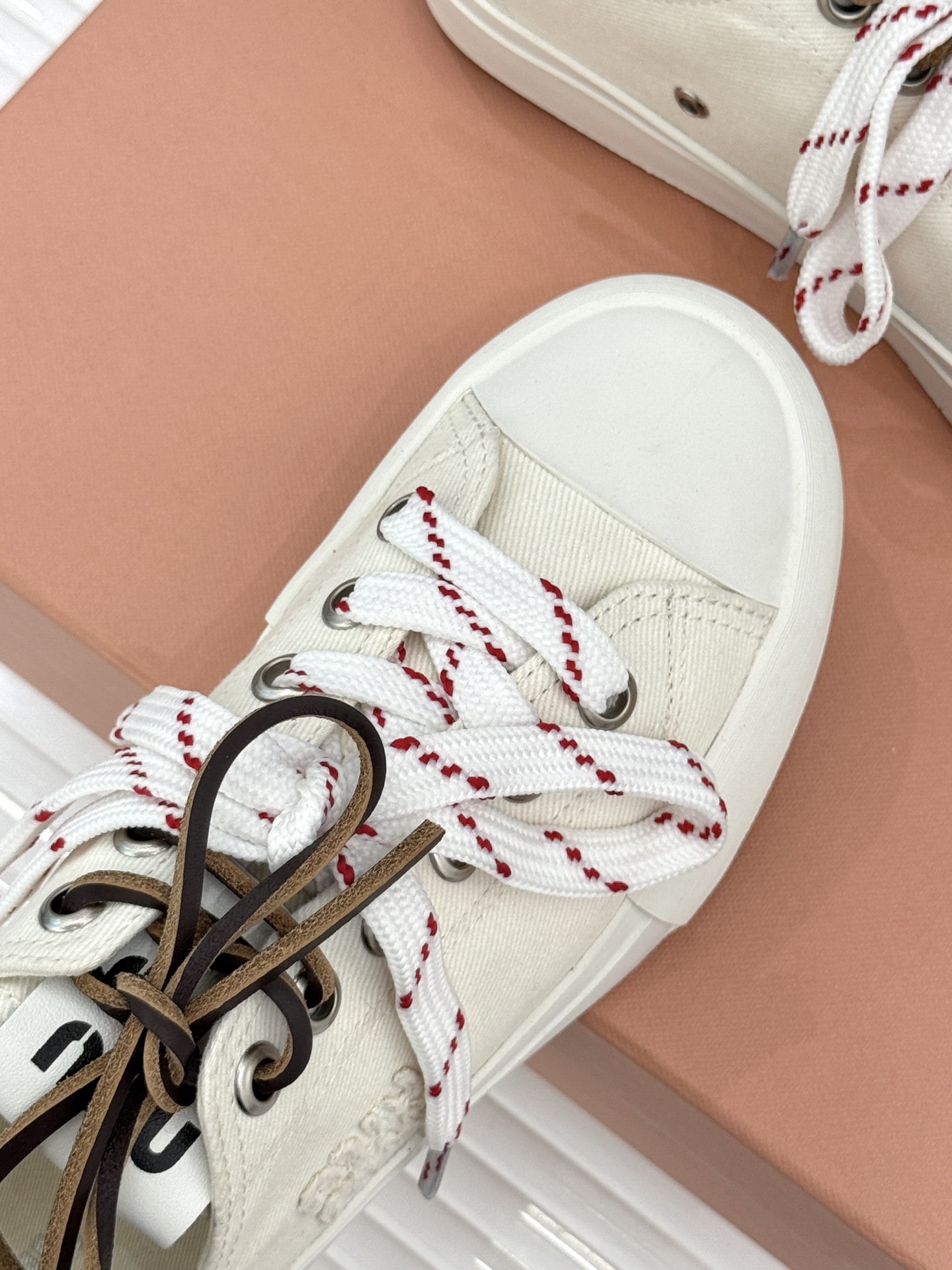 
Miu Miu/缪缪25ss秀场新品
时尚休闲帆布鞋小白鞋🆕
双鞋带设计独特风格 
上脚一如既往的舒服