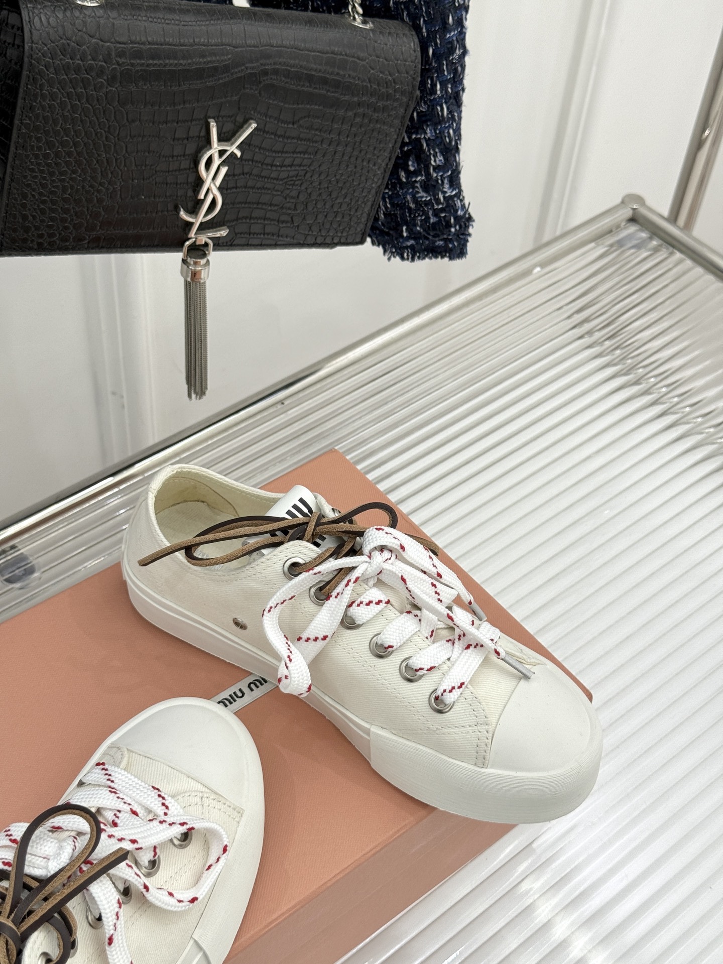 
Miu Miu/缪缪25ss秀场新品
时尚休闲帆布鞋小白鞋🆕
双鞋带设计独特风格 
上脚一如既往的舒服