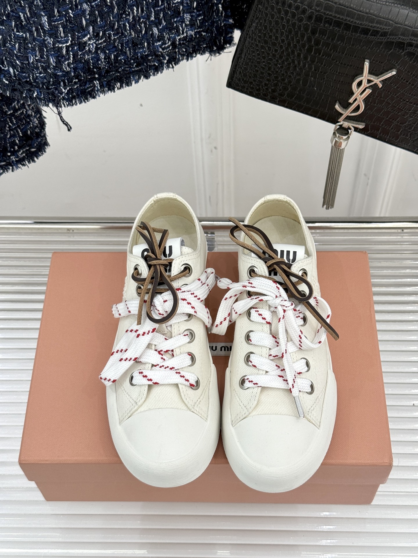 
Miu Miu/缪缪25ss秀场新品
时尚休闲帆布鞋小白鞋🆕
双鞋带设计独特风格 
上脚一如既往的舒服