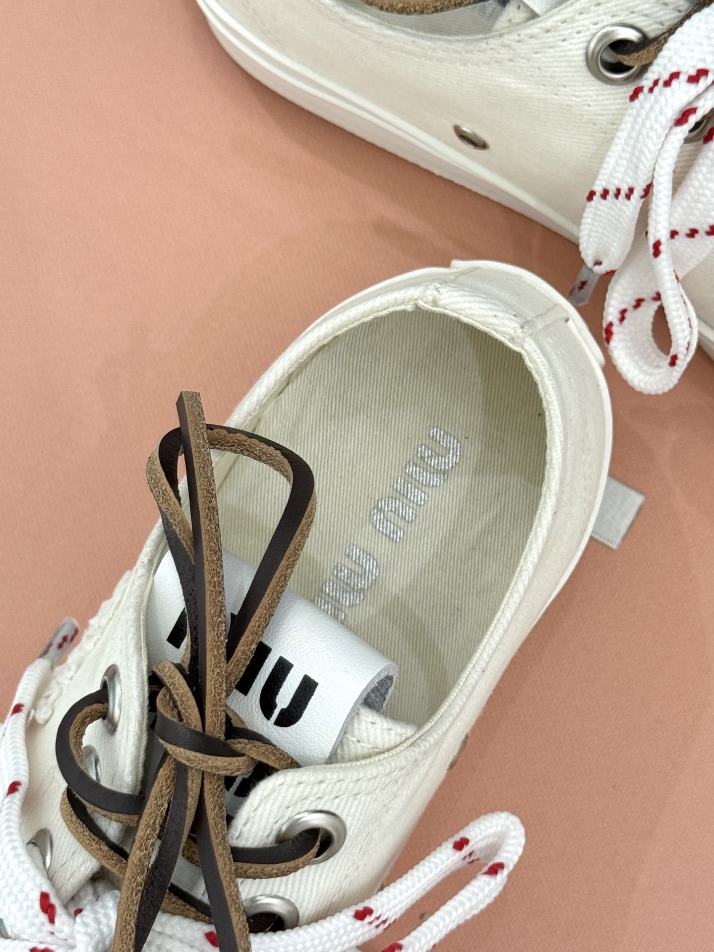 
Miu Miu/缪缪25ss秀场新品
时尚休闲帆布鞋小白鞋🆕
双鞋带设计独特风格 
上脚一如既往的舒服