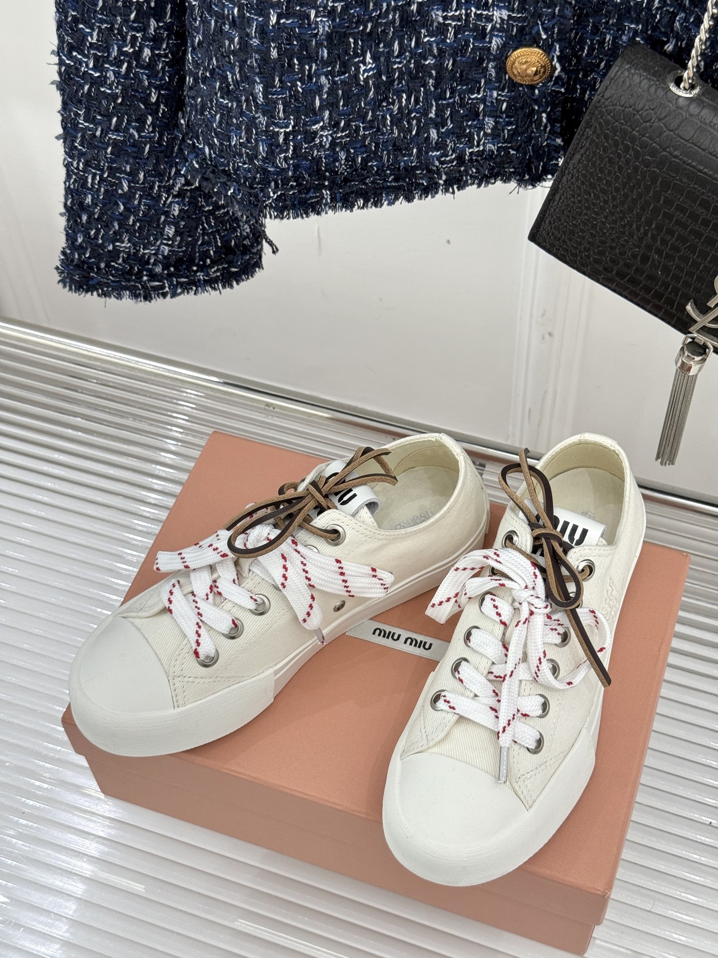 
Miu Miu/缪缪25ss秀场新品
时尚休闲帆布鞋小白鞋🆕
双鞋带设计独特风格 
上脚一如既往的舒服