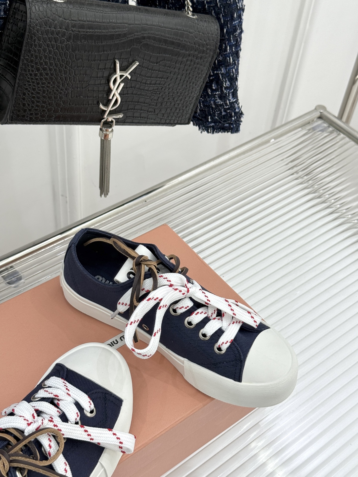 
Miu Miu/缪缪25ss秀场新品
时尚休闲帆布鞋小白鞋🆕
双鞋带设计独特风格 
上脚一如既往的舒服