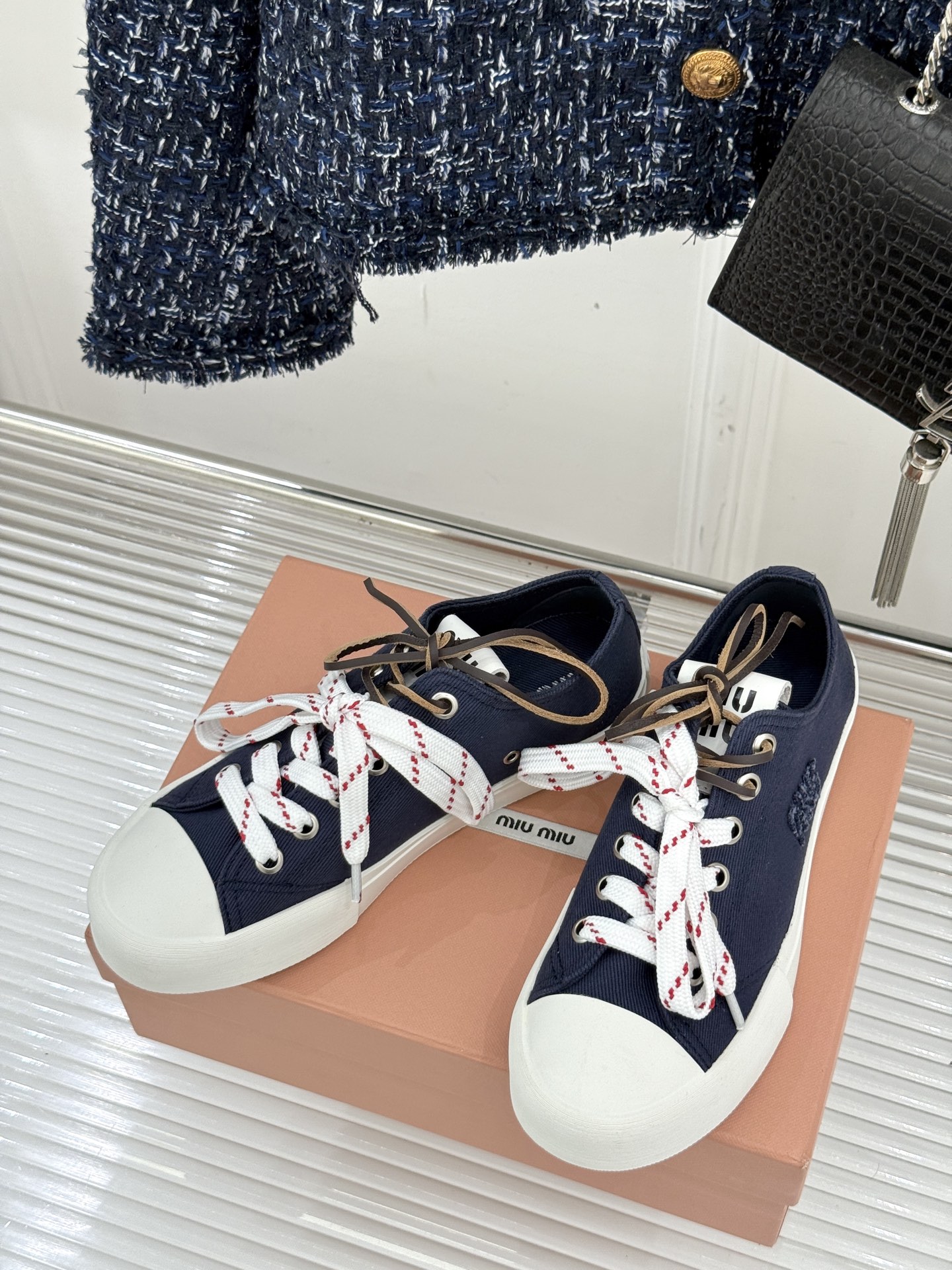 
Miu Miu/缪缪25ss秀场新品
时尚休闲帆布鞋小白鞋🆕
双鞋带设计独特风格 
上脚一如既往的舒服