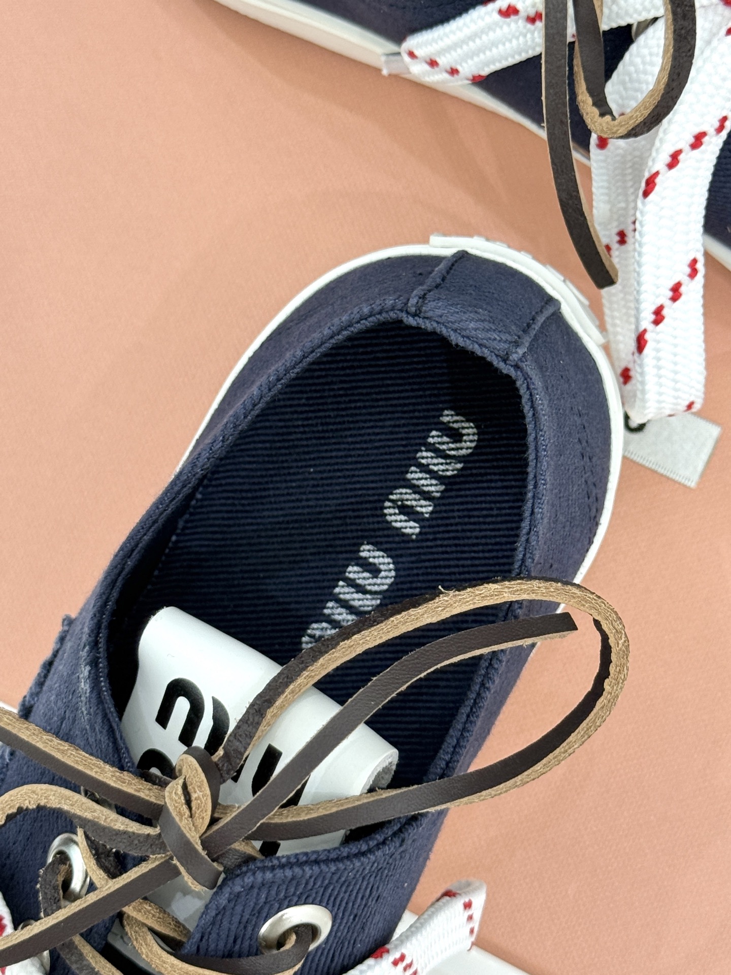 
Miu Miu/缪缪25ss秀场新品
时尚休闲帆布鞋小白鞋🆕
双鞋带设计独特风格 
上脚一如既往的舒服