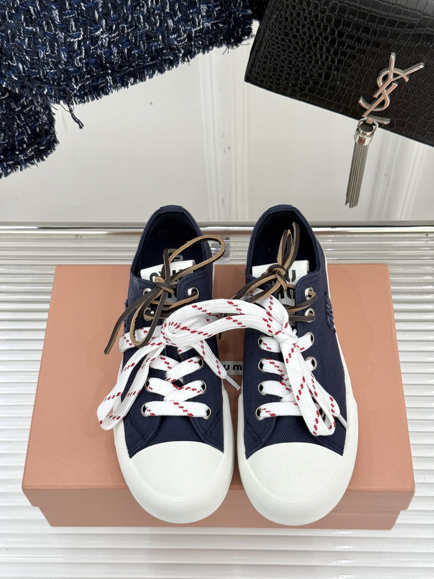 
Miu Miu/缪缪25ss秀场新品
时尚休闲帆布鞋小白鞋🆕
双鞋带设计独特风格 
上脚一如既往的舒服