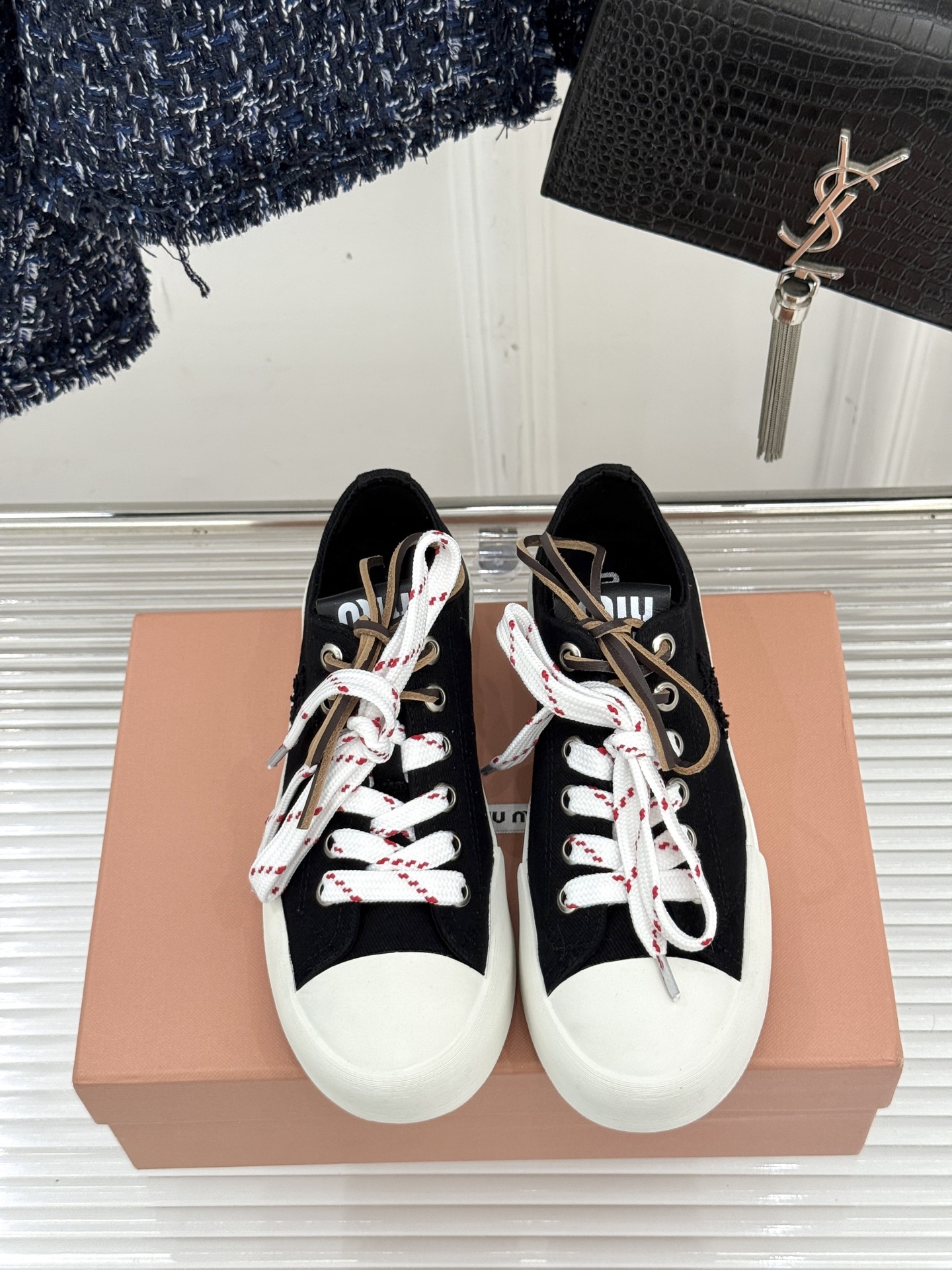 
Miu Miu/缪缪25ss秀场新品
时尚休闲帆布鞋小白鞋🆕
双鞋带设计独特风格 
上脚一如既往的舒服