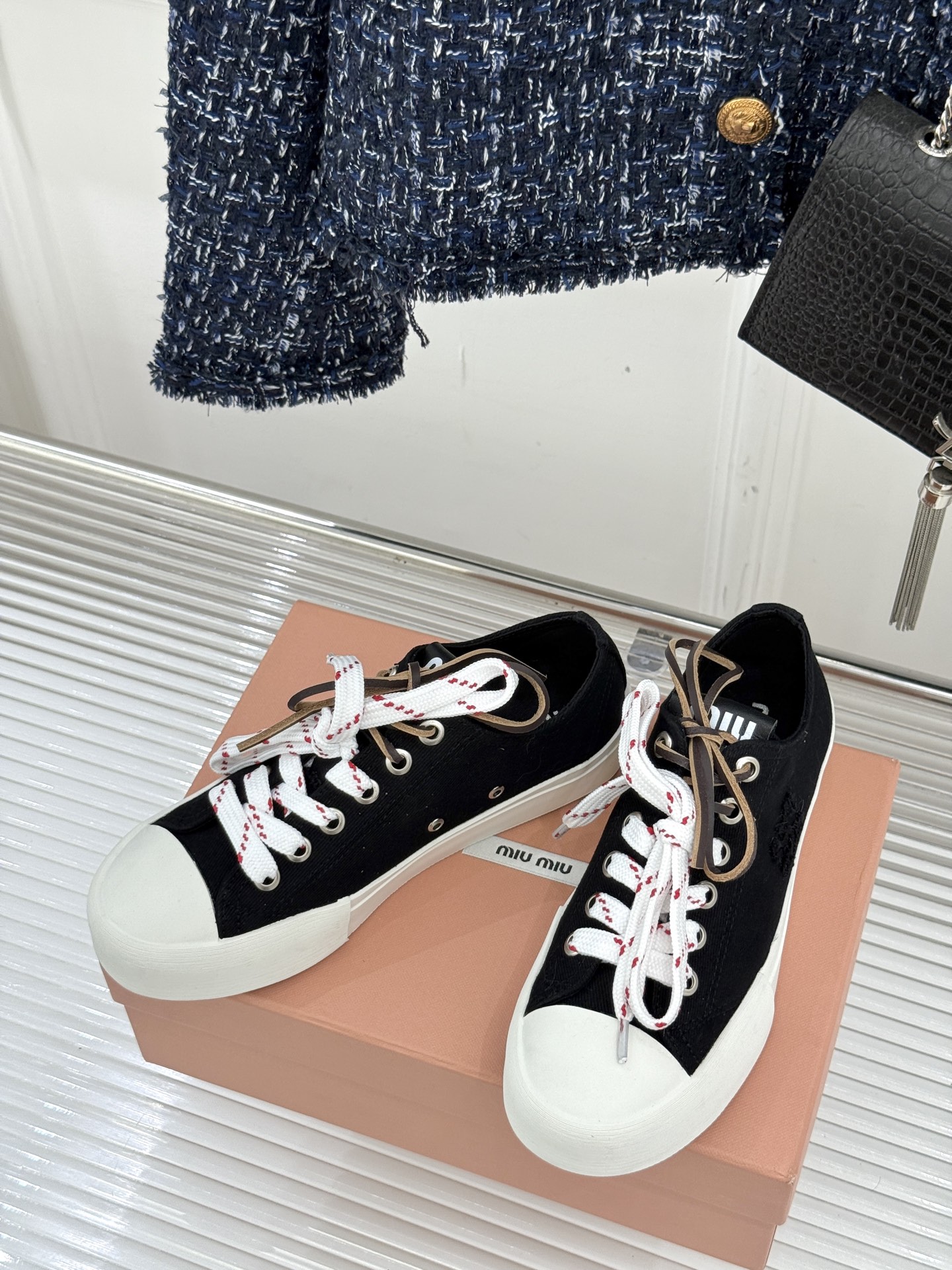 
Miu Miu/缪缪25ss秀场新品
时尚休闲帆布鞋小白鞋🆕
双鞋带设计独特风格 
上脚一如既往的舒服