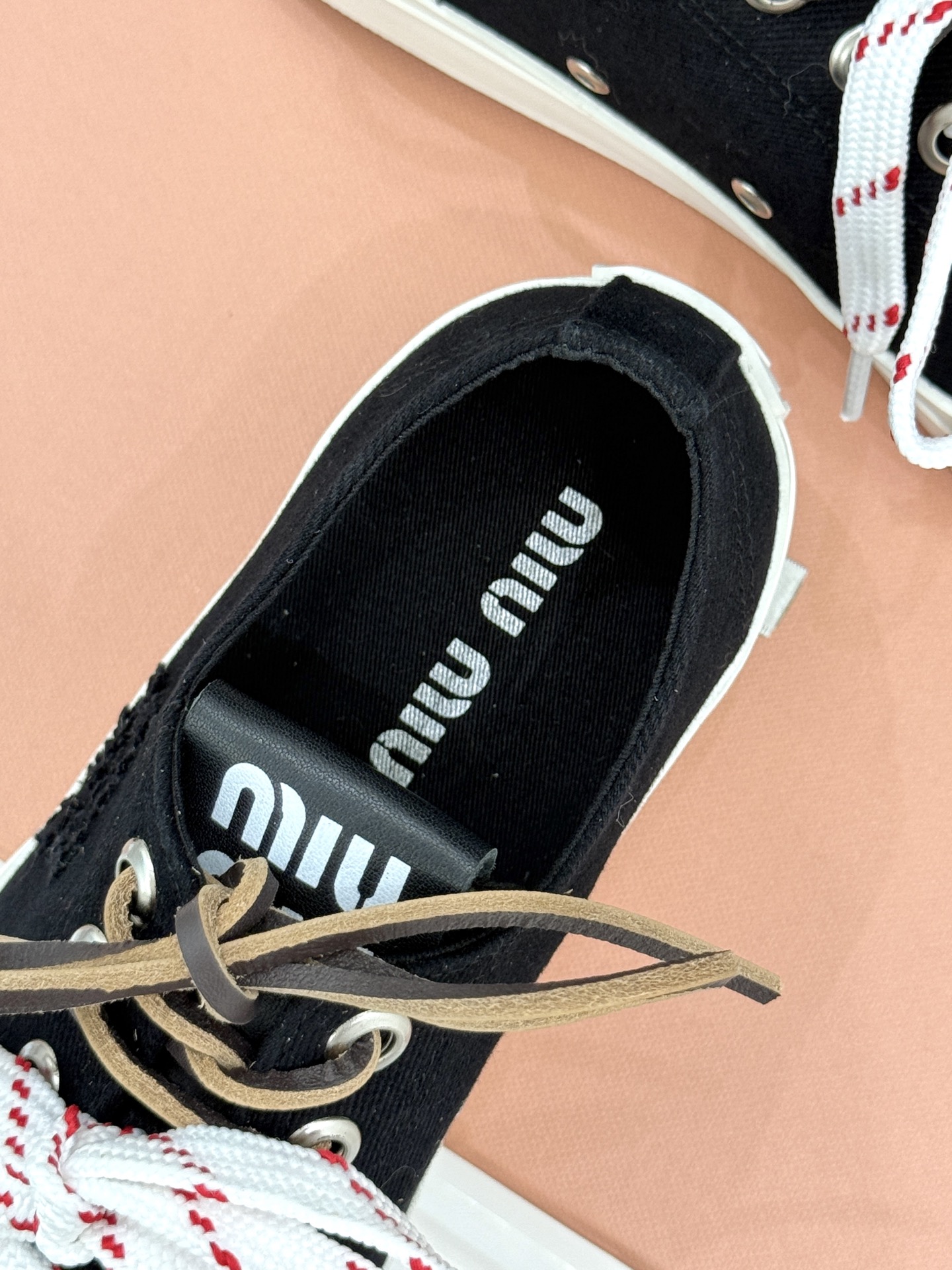 
Miu Miu/缪缪25ss秀场新品
时尚休闲帆布鞋小白鞋🆕
双鞋带设计独特风格 
上脚一如既往的舒服
