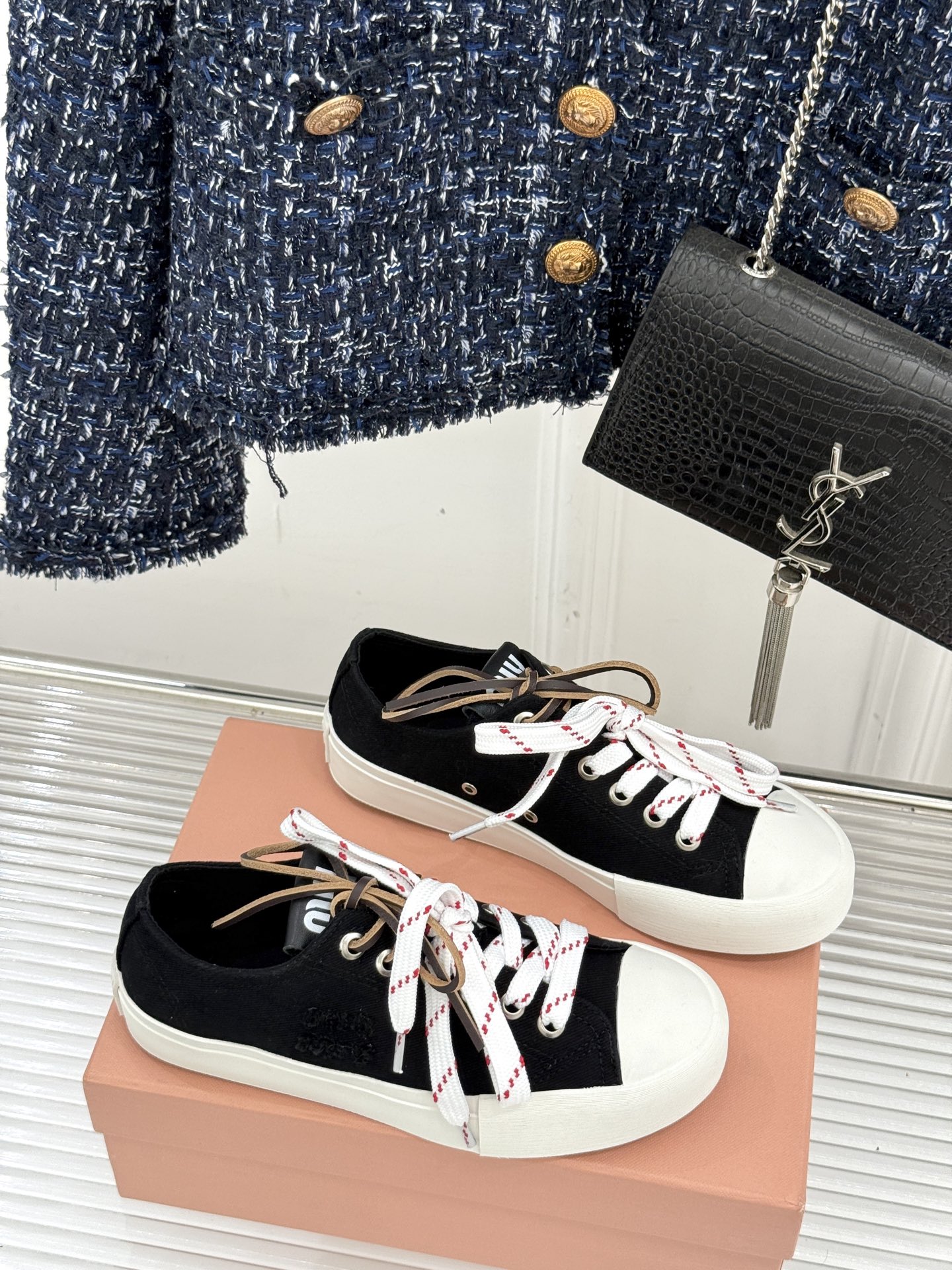 
Miu Miu/缪缪25ss秀场新品
时尚休闲帆布鞋小白鞋🆕
双鞋带设计独特风格 
上脚一如既往的舒服