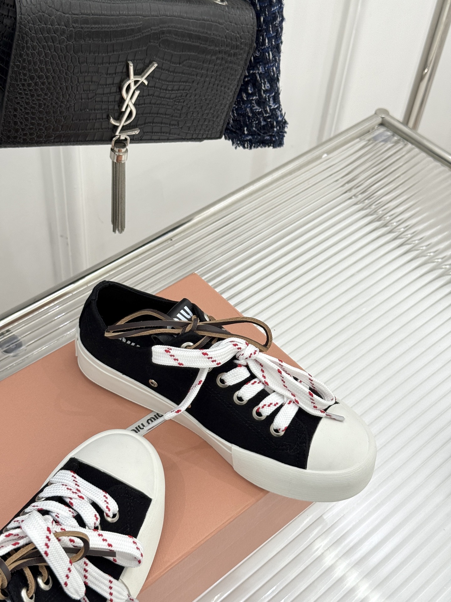 
Miu Miu/缪缪25ss秀场新品
时尚休闲帆布鞋小白鞋🆕
双鞋带设计独特风格 
上脚一如既往的舒服