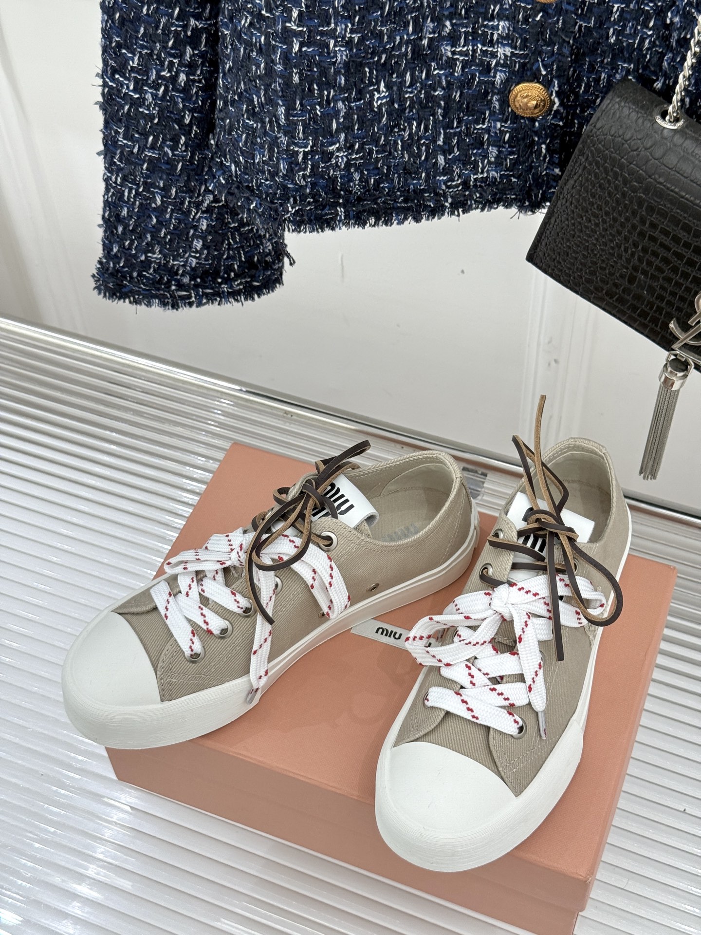 
Miu Miu/缪缪25ss秀场新品
时尚休闲帆布鞋小白鞋🆕
双鞋带设计独特风格 
上脚一如既往的舒服
