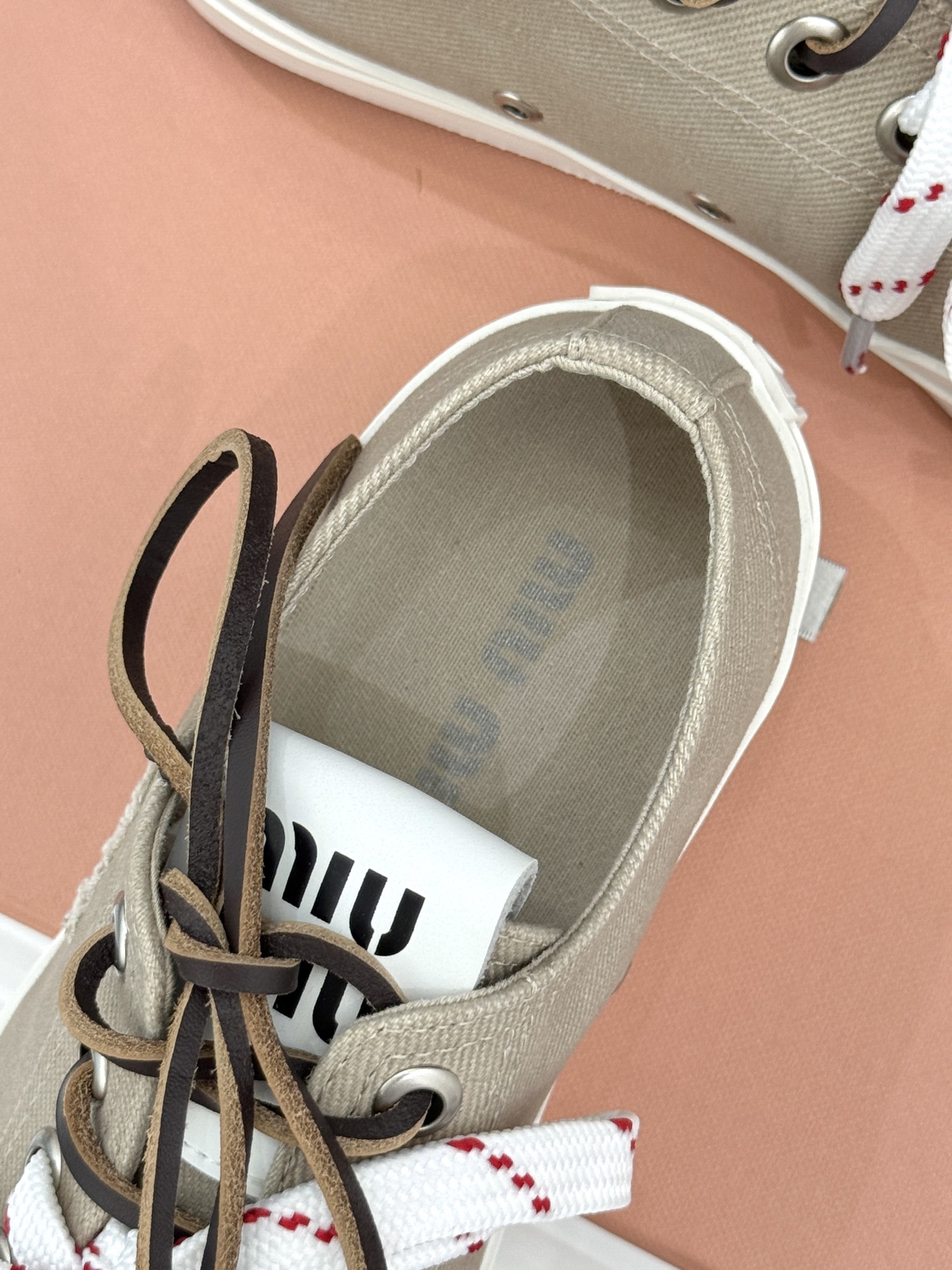 
Miu Miu/缪缪25ss秀场新品
时尚休闲帆布鞋小白鞋🆕
双鞋带设计独特风格 
上脚一如既往的舒服