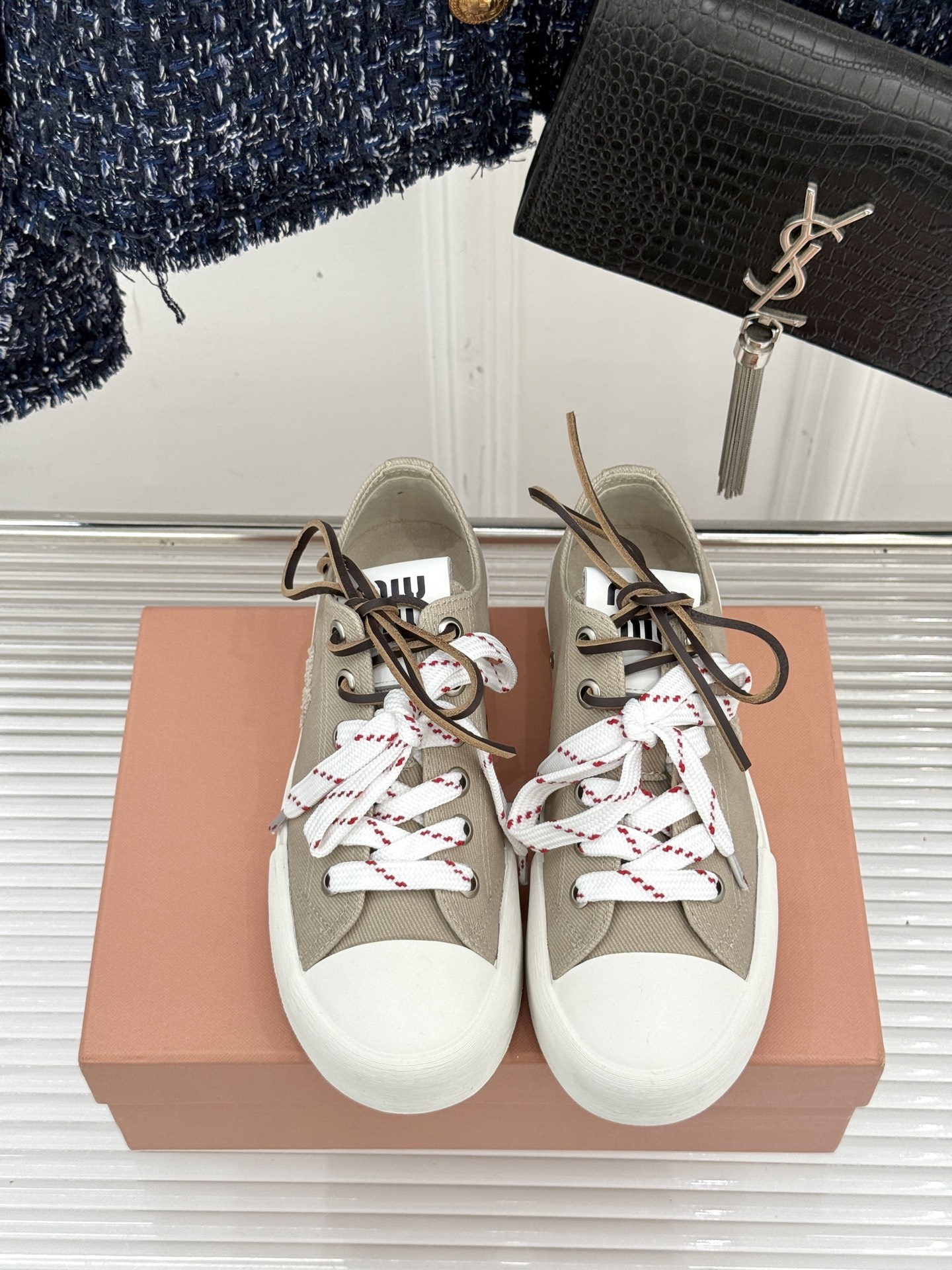 
Miu Miu/缪缪25ss秀场新品
时尚休闲帆布鞋小白鞋🆕
双鞋带设计独特风格 
上脚一如既往的舒服