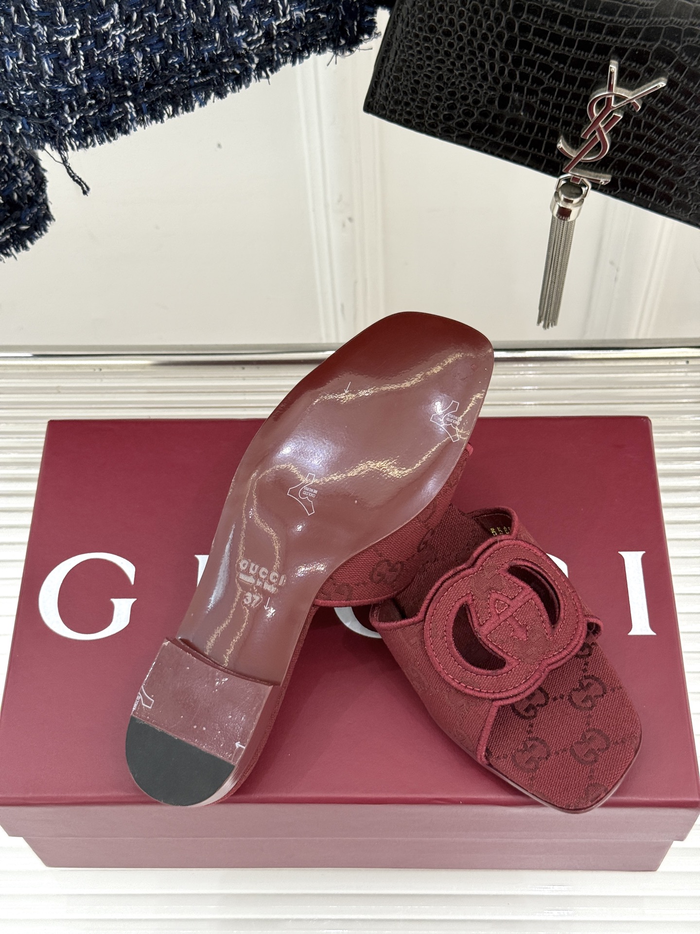 
Gucci/古驰经典双G镂空
平底粗跟拖鞋✨
它以标志性的双G镂空设计
将品牌经典元素融入其中
彰显独