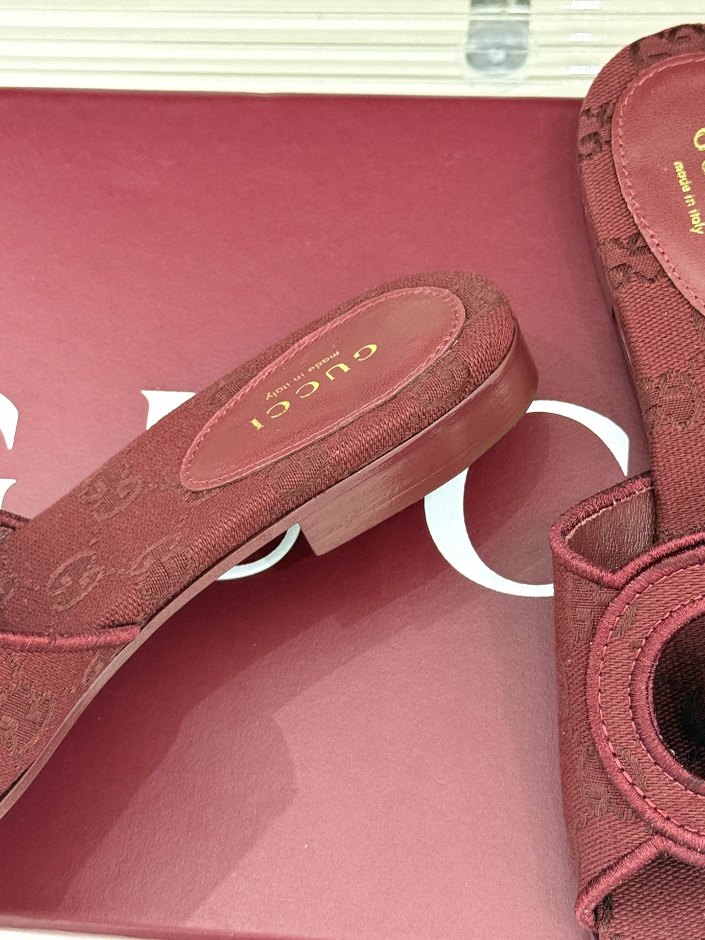 
Gucci/古驰经典双G镂空
平底粗跟拖鞋✨
它以标志性的双G镂空设计
将品牌经典元素融入其中
彰显独