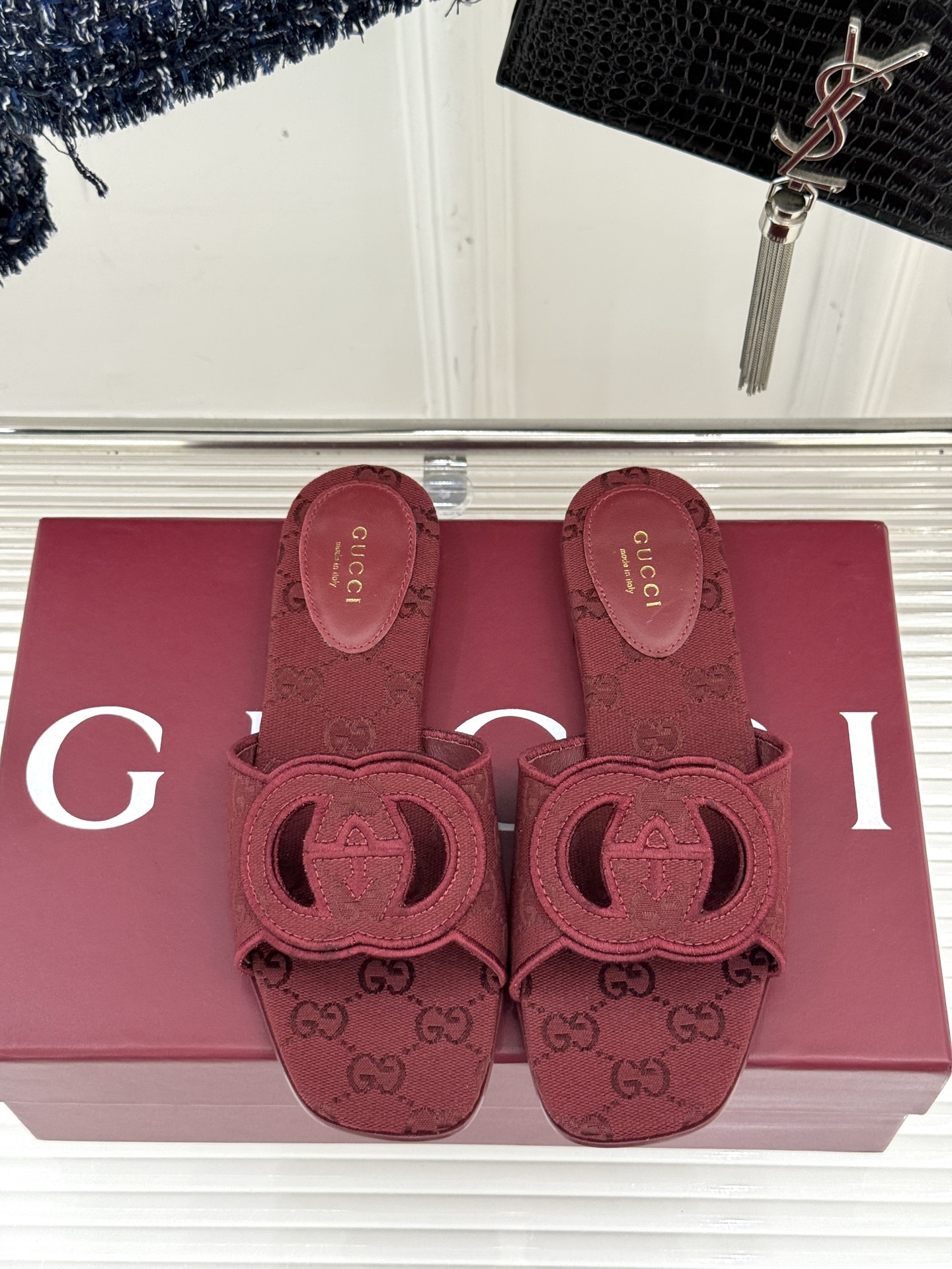 
Gucci/古驰经典双G镂空
平底粗跟拖鞋✨
它以标志性的双G镂空设计
将品牌经典元素融入其中
彰显独