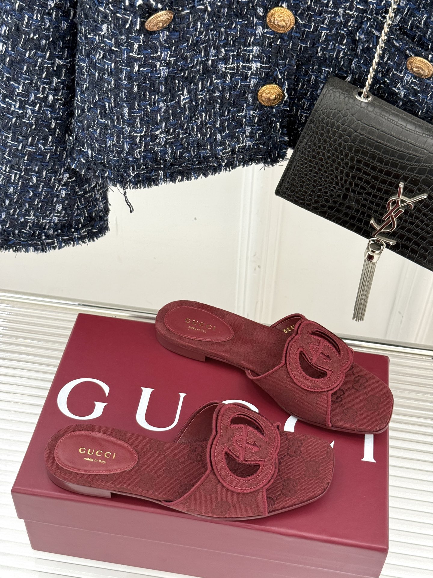 
Gucci/古驰经典双G镂空
平底粗跟拖鞋✨
它以标志性的双G镂空设计
将品牌经典元素融入其中
彰显独
