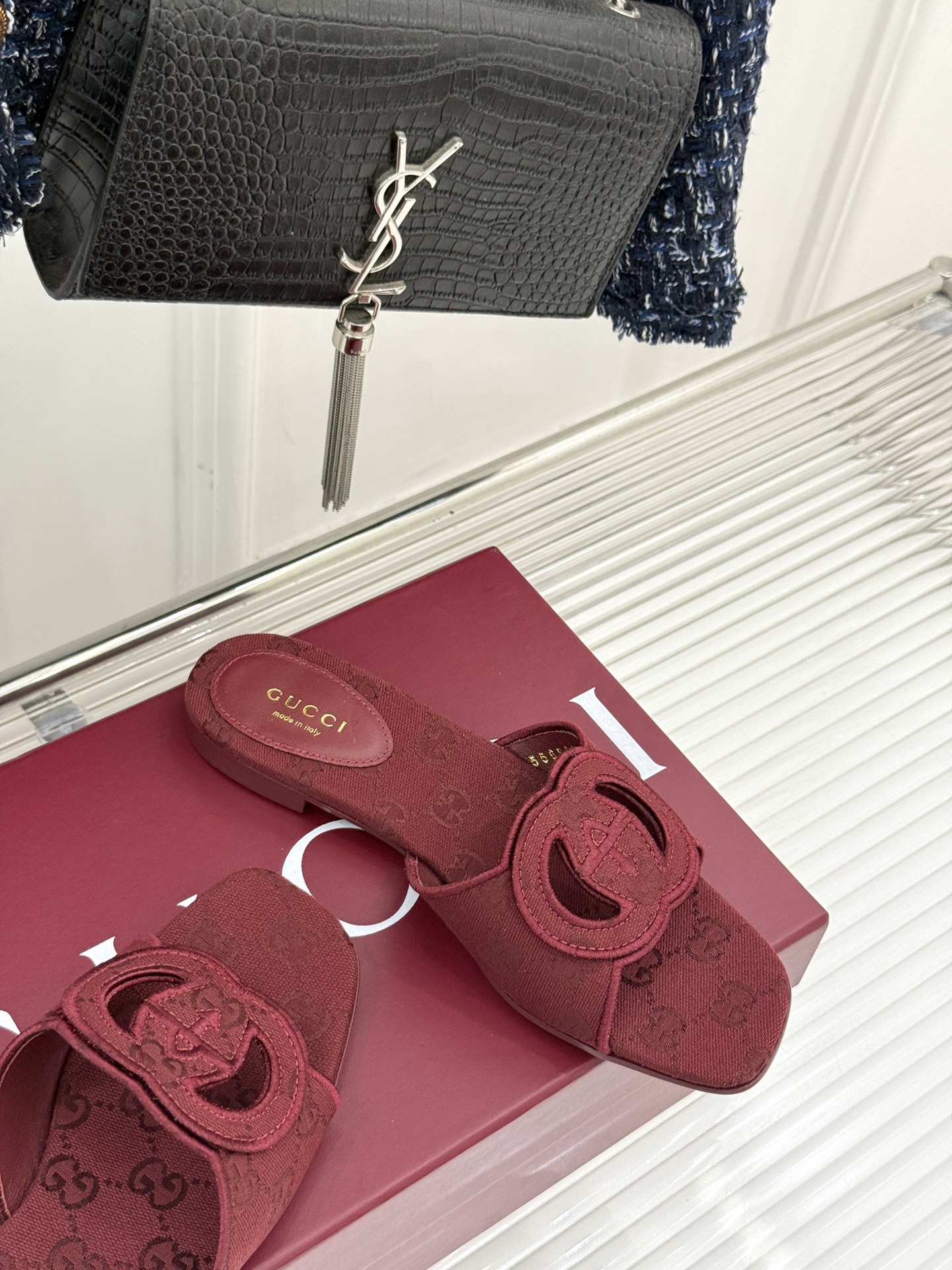 
Gucci/古驰经典双G镂空
平底粗跟拖鞋✨
它以标志性的双G镂空设计
将品牌经典元素融入其中
彰显独