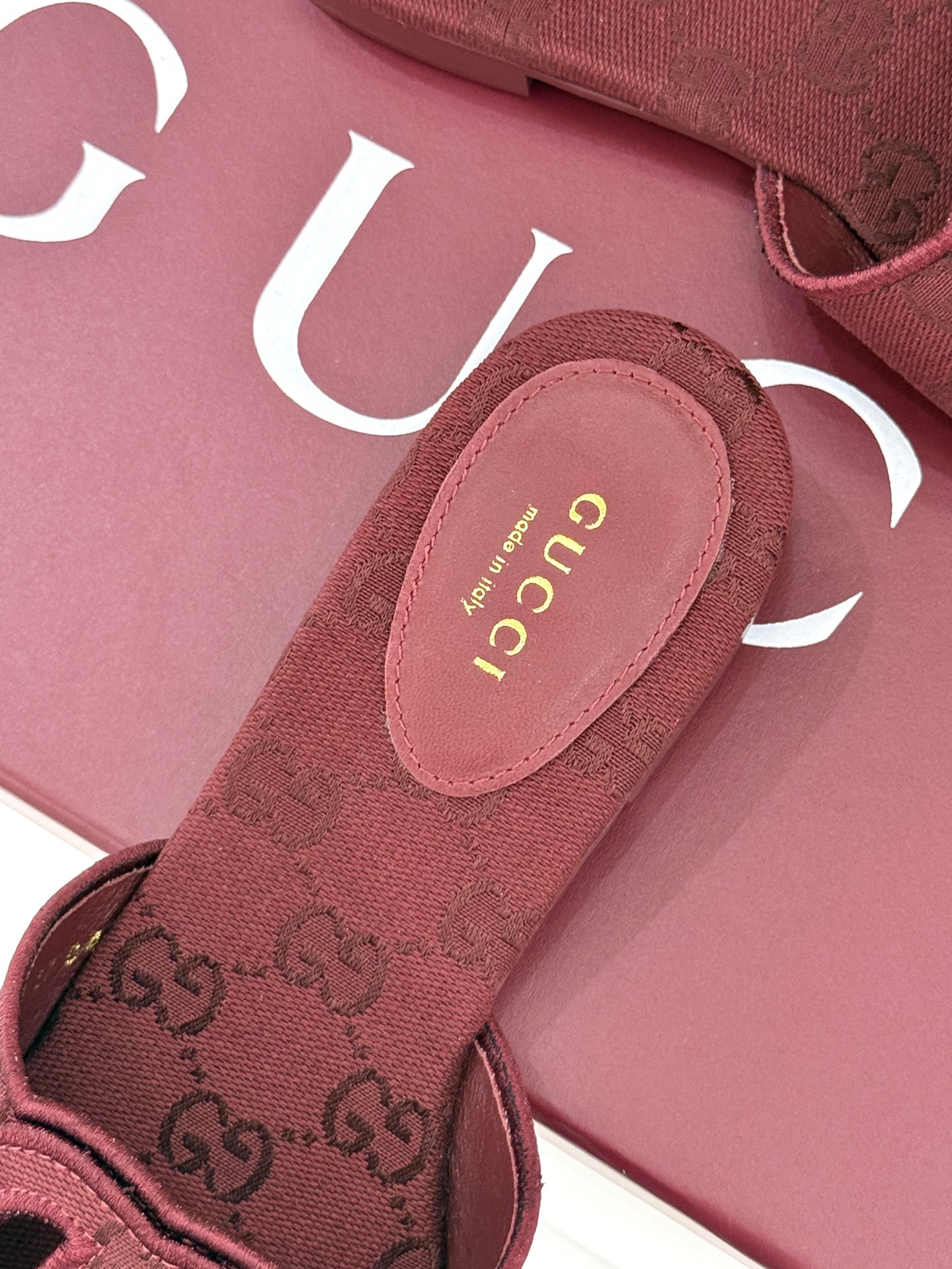 
Gucci/古驰经典双G镂空
平底粗跟拖鞋✨
它以标志性的双G镂空设计
将品牌经典元素融入其中
彰显独