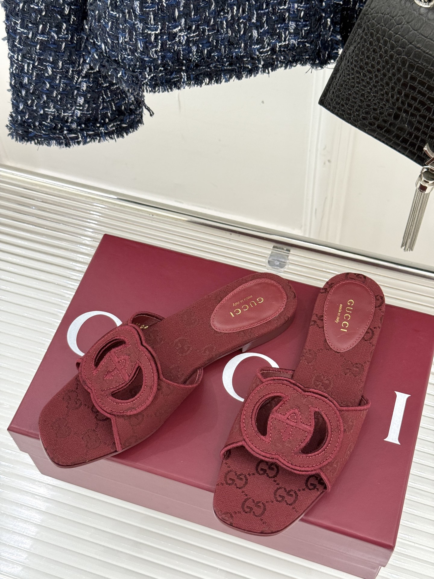 
Gucci/古驰经典双G镂空
平底粗跟拖鞋✨
它以标志性的双G镂空设计
将品牌经典元素融入其中
彰显独